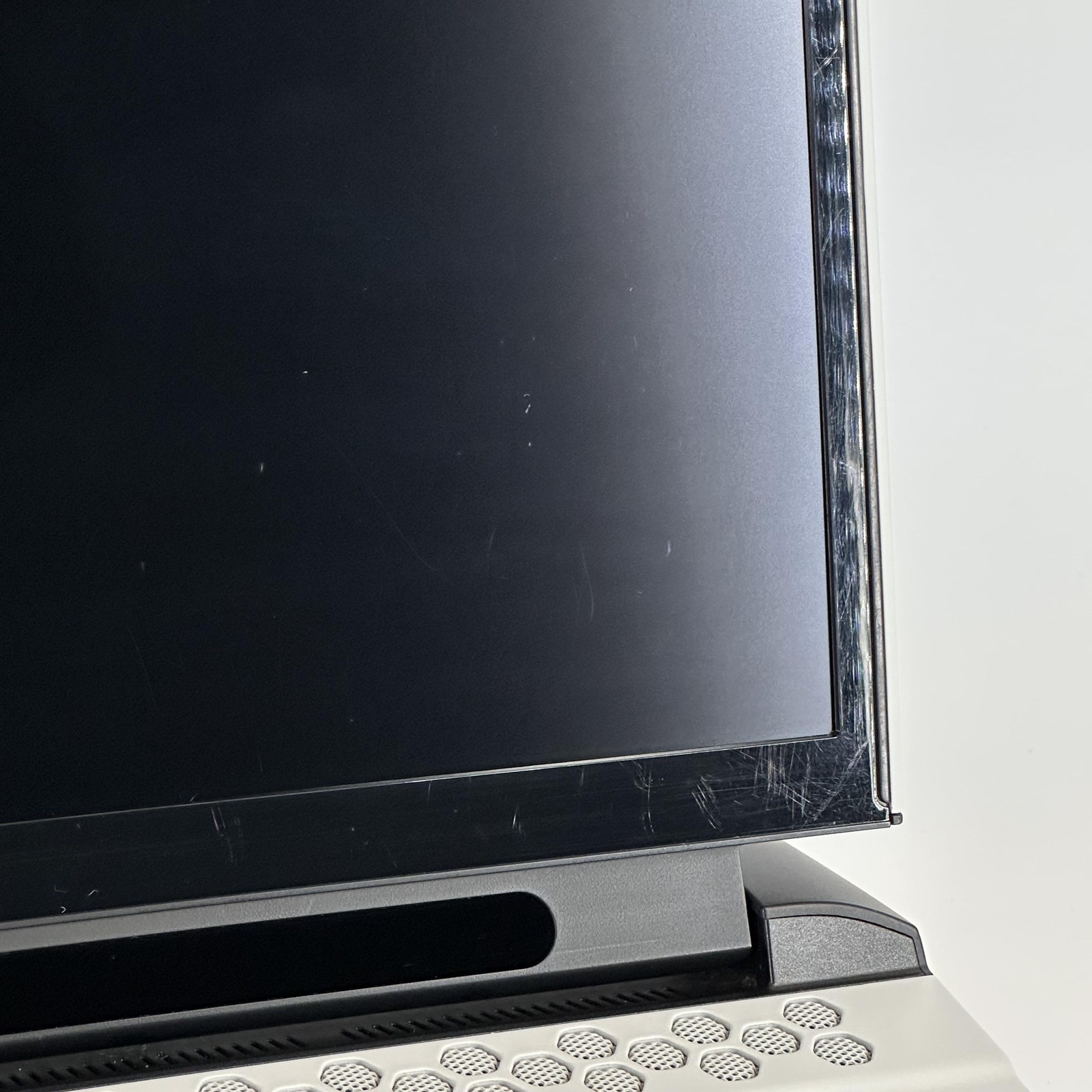 Dell Alienware Area-51m R2 17 FHD i7-10700K 3.80GHz 16GB 1TB SSD RTX 2070 Super