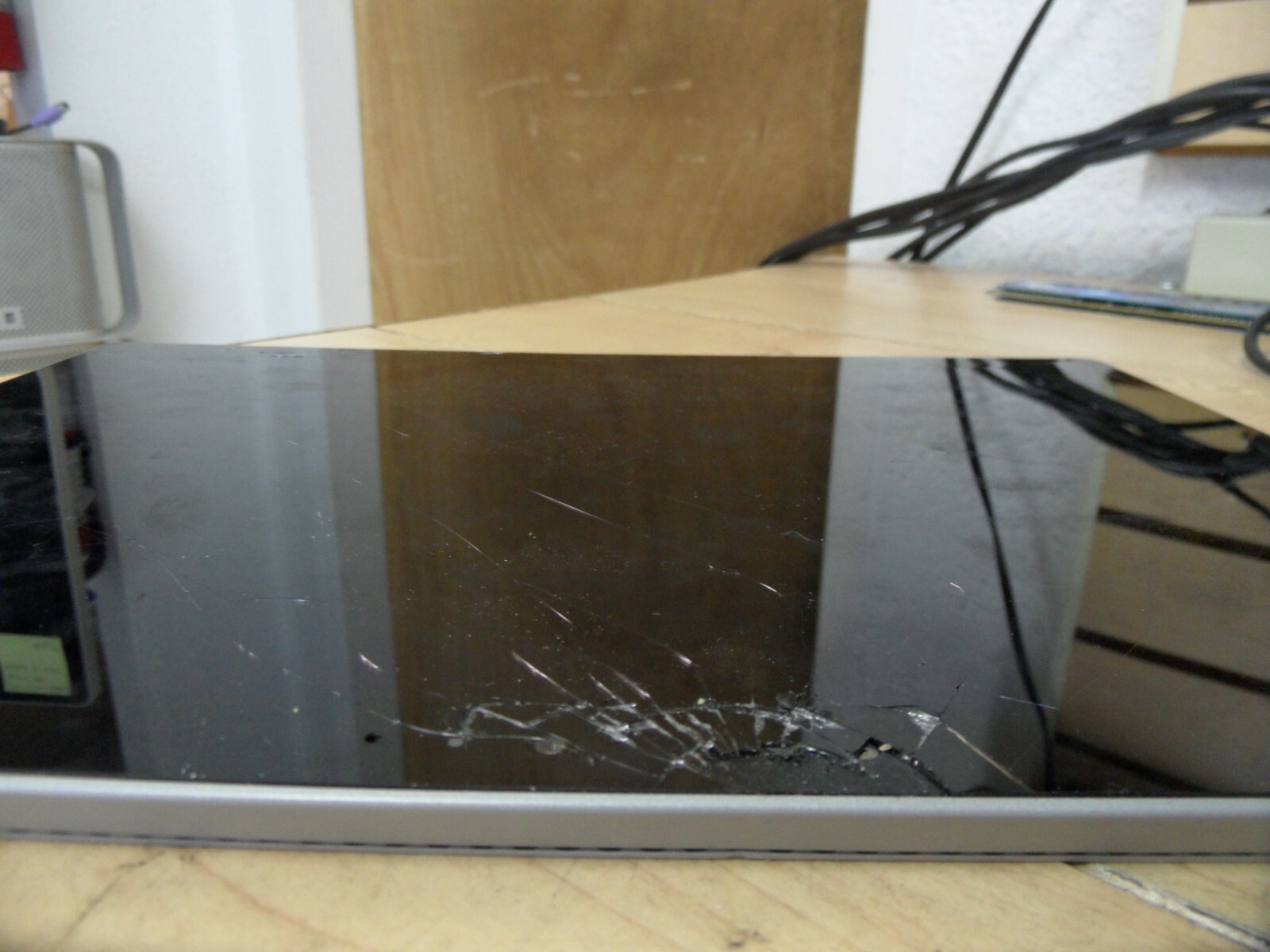 Microsoft Surface Pro 3 / Quad-Core Atom, 4GB RAM / For Parts / Cracked Screen