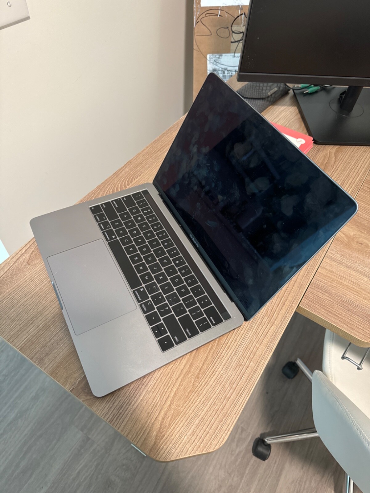 MacBook Pro with Touchbar, space gray, 250 GB storage, intel corr i5