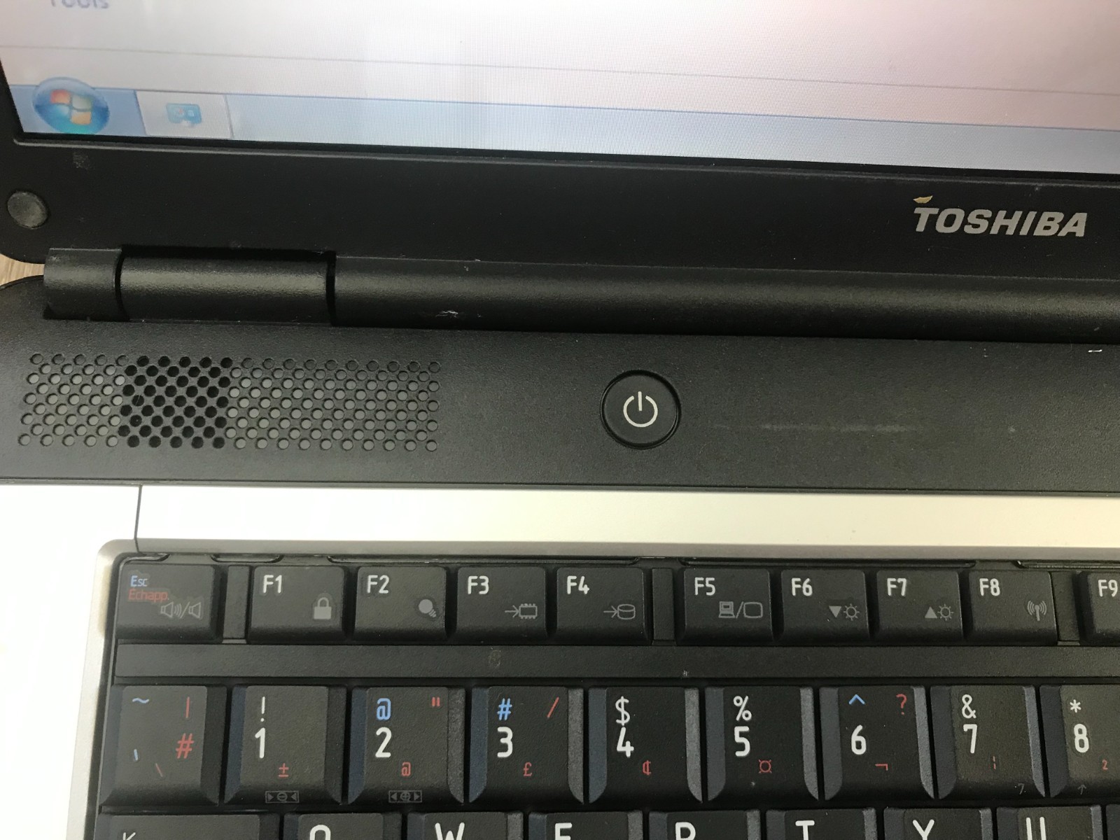 Toshiba Satellite L300D AMD Athlon 64×2 Dual-Core TK-57 1.90GHz 4GB RAM 160GB