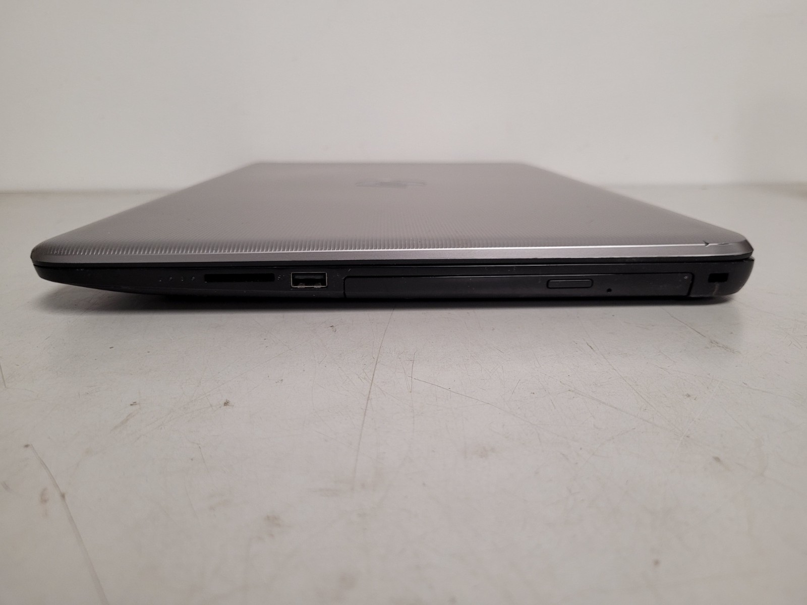 Hp notebook 17-x061nr 17.3″ i3-6100u 2.3ghz 8Gb ram 1tb hdd charger 8CG707101P