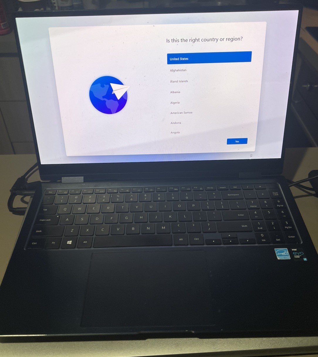 Samsung Galaxy Pro 360 15″ Intel Core i7 EVO 16GB RAM 1TB SSD – Cracked Screen