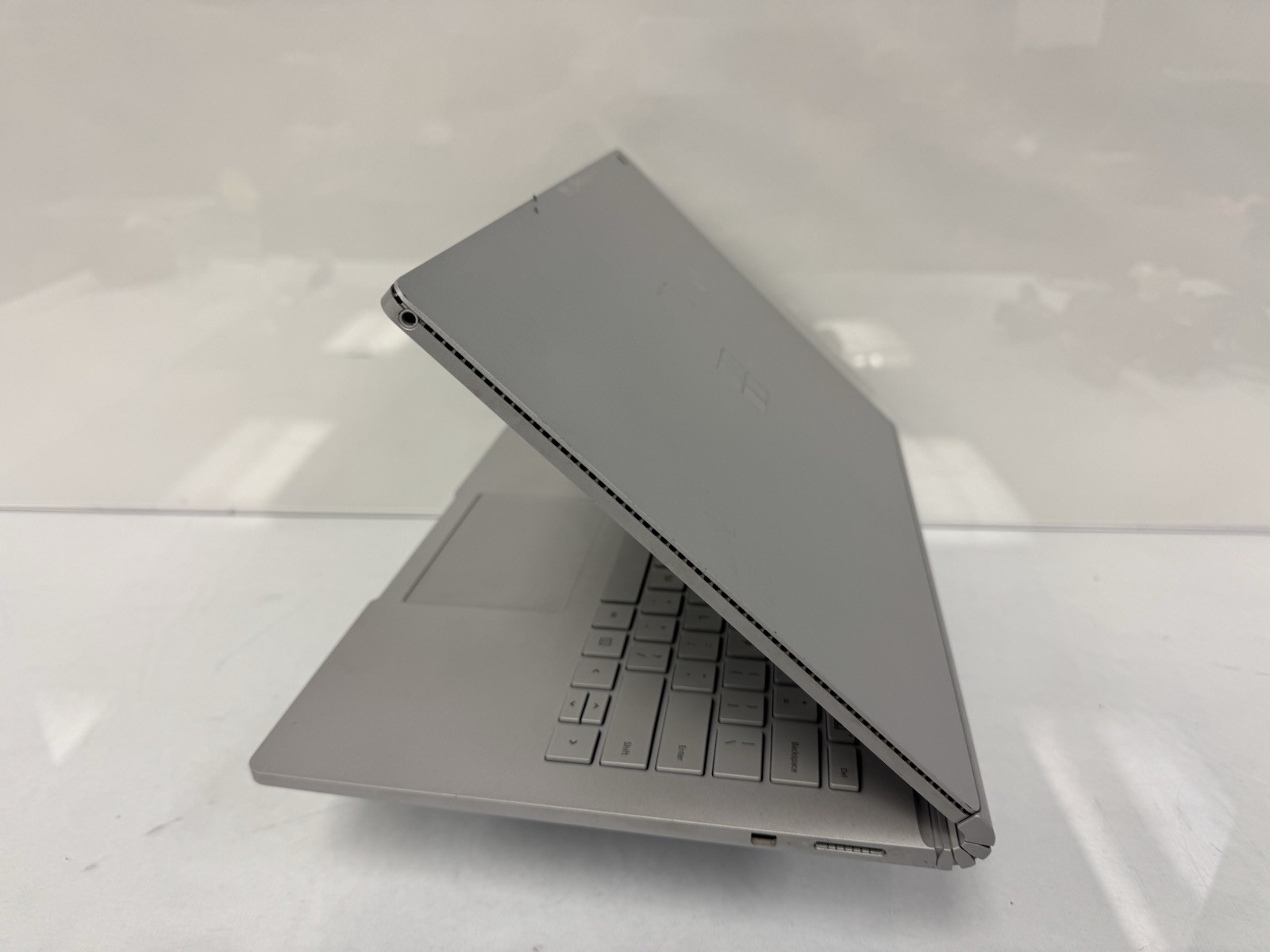 Microsoft Surface Book 1st Gen. 13.5″ Intel i5-6300U @2.40GHz 8GB Ram 256GB SSD