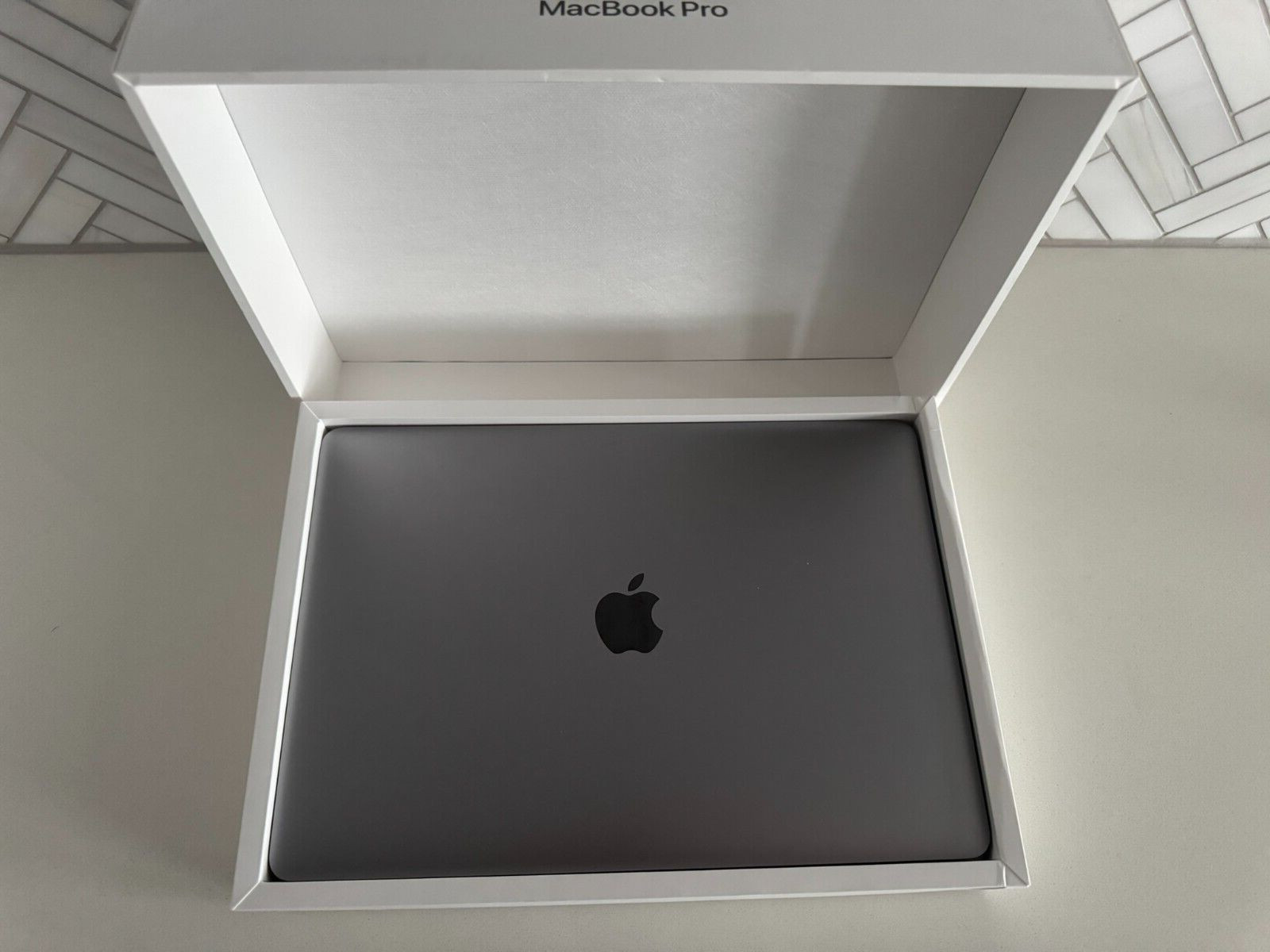 Apple MacBook Pro 13 in 2022 / Apple M2 3.48 GHz, 256 GB 8 GB RAM