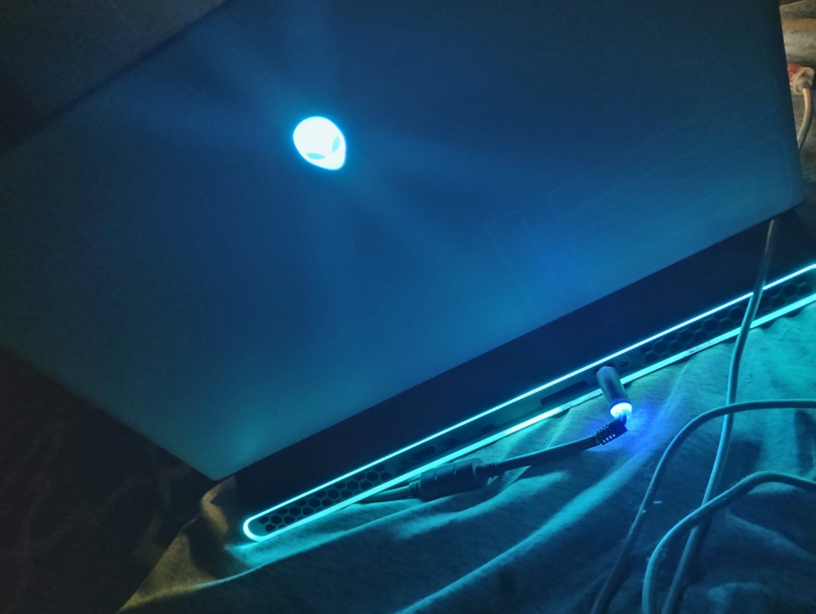 2021 Alienware m15 R4 i7-10870H 32GB 256GB SSD 15.6″ FHD 144Hz RTX 3070 LIGHT