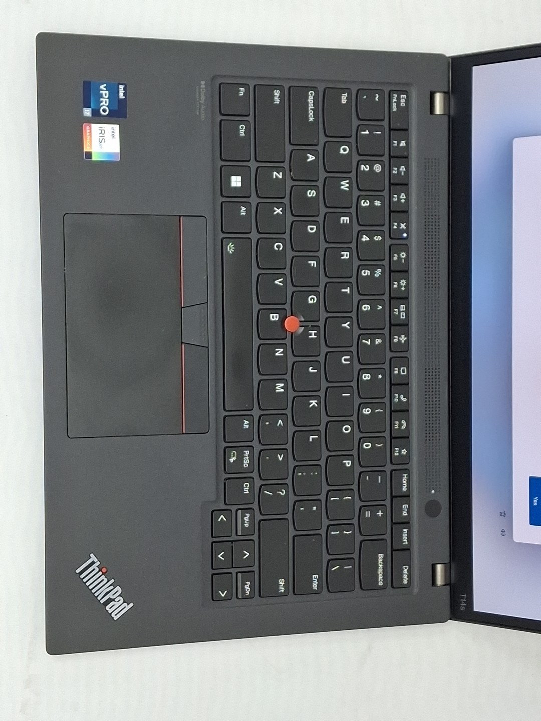Lenovo ThinkPad T14s Gen 3 – i7-1270P – 16GB, 512GB, Windows 11 – tiny scratch