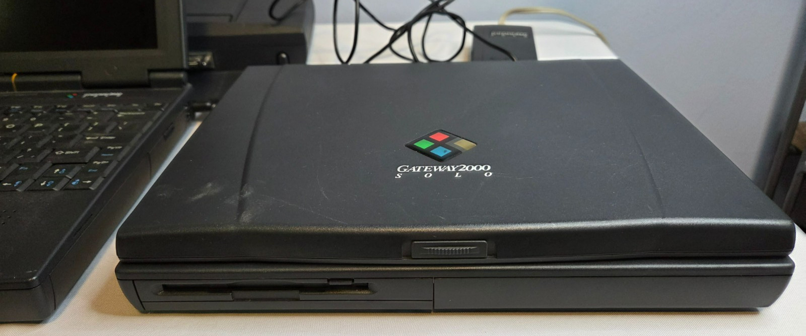 2 Gateway 2000 Solo 2300 Laptops, Power Supply & Dock Terminal READ UNTESTED