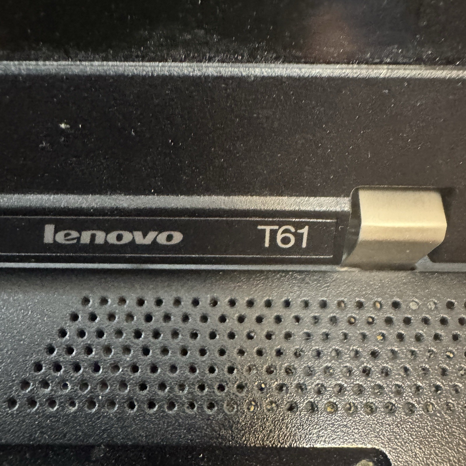Lenovo Thinkpad T61 Laptop Computer With Charger- Boots To Bios No Hard Drive ￼￼