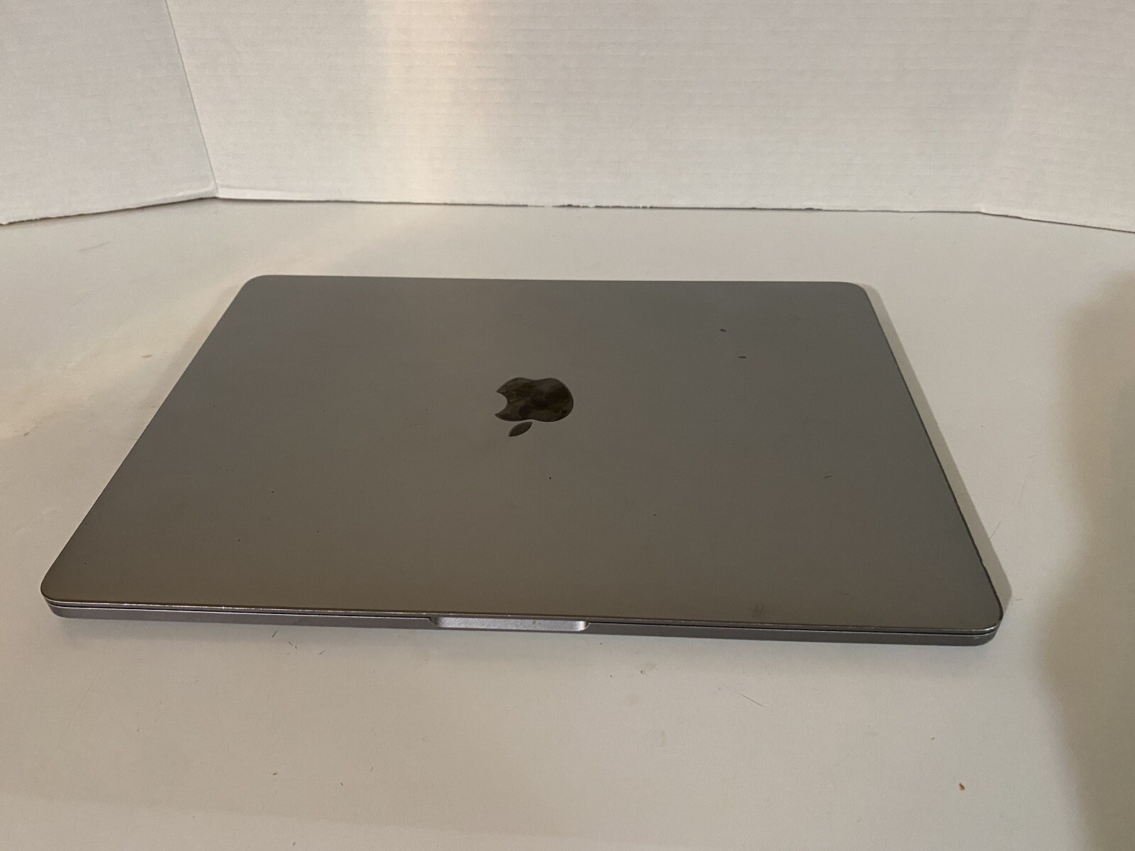 Apple MacBook Pro 13” Touch Bar MPXV2LL/A Core i5 , 3.1Ghz 8GB RAM 256GB SSD