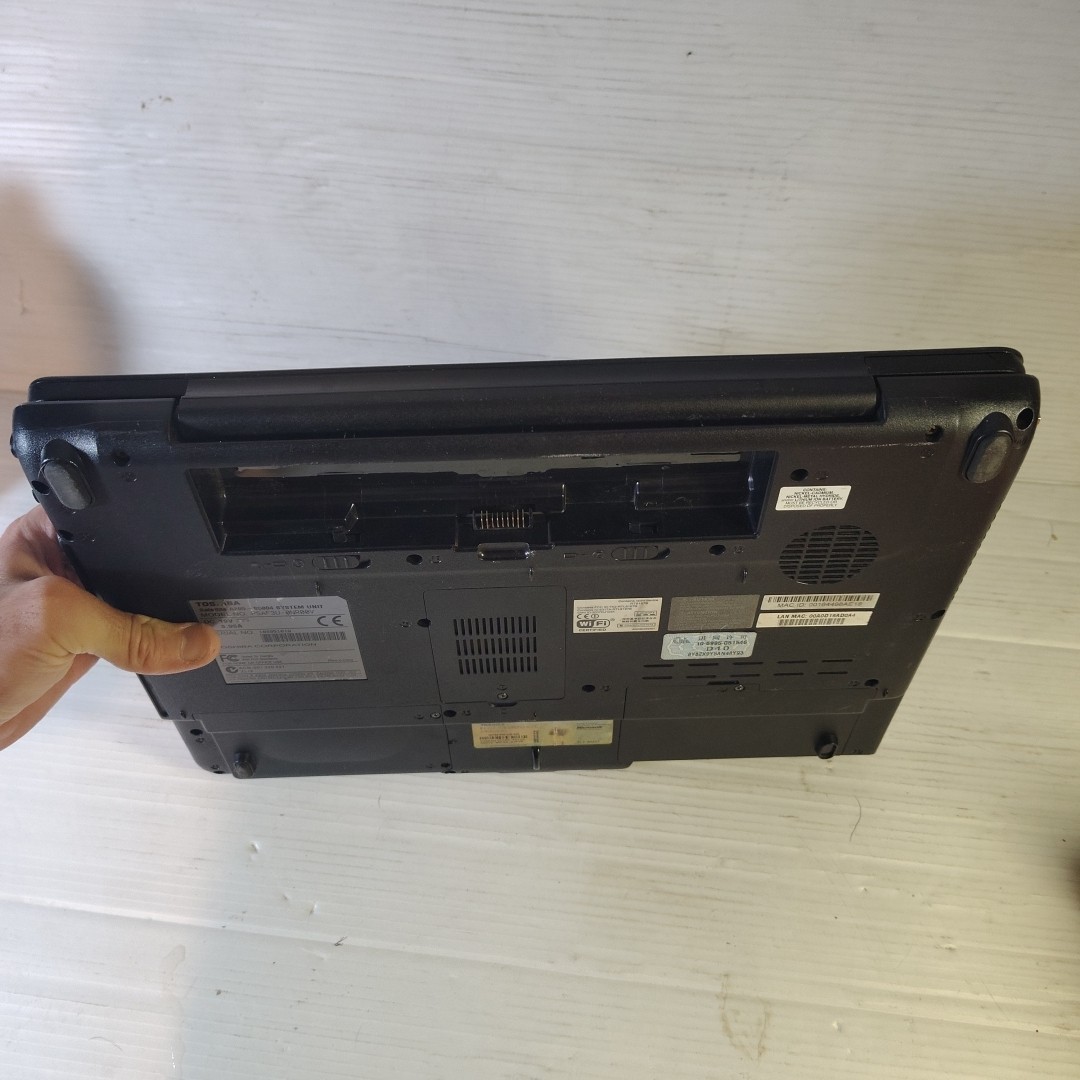 Windows Vista Toshiba Satellite: A205-S5804 Pentium T2330, 1GB RAM, 120GB HDD