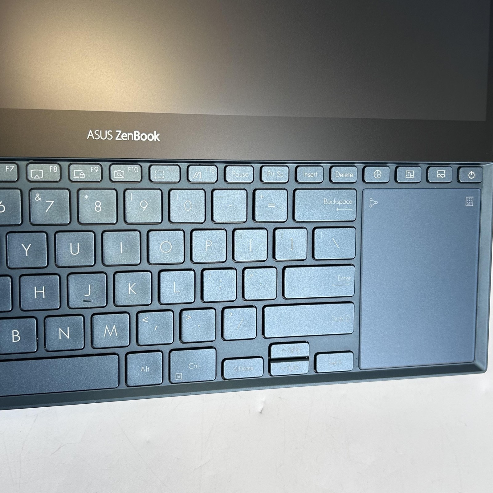 Asus Zenbook Pro Duo 15 4K TOUCH 2.4 GHz i9-9980HK 32GB 1TB SSD RTX 2060 Good