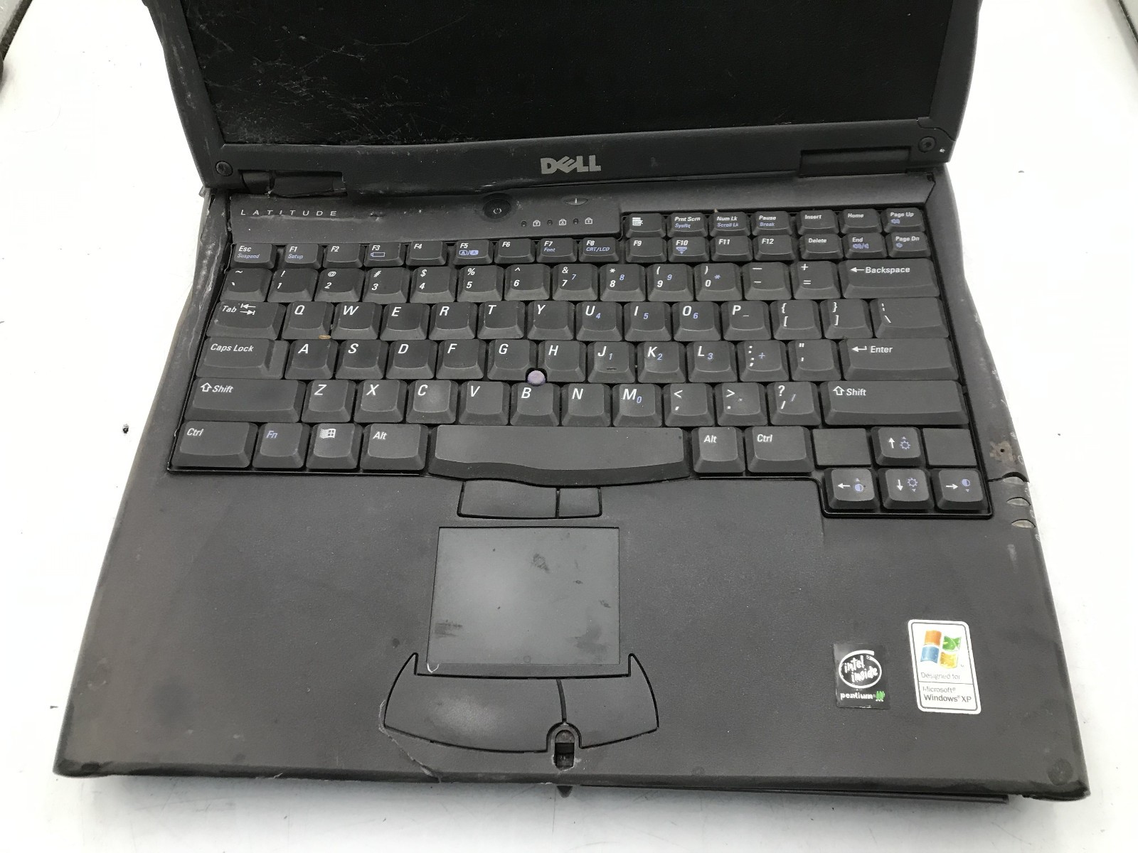 DELL LATITUDE C510 – FOR PARTS/DAMAGED – INTEL PENTIUM III – 256MB RAM -READ- BB