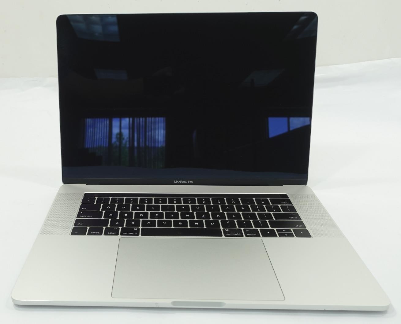 Apple MacBook Pro 2016 A1707 15.4″ Retina i7-6700HQ 16GB 256GB SSD Laptop