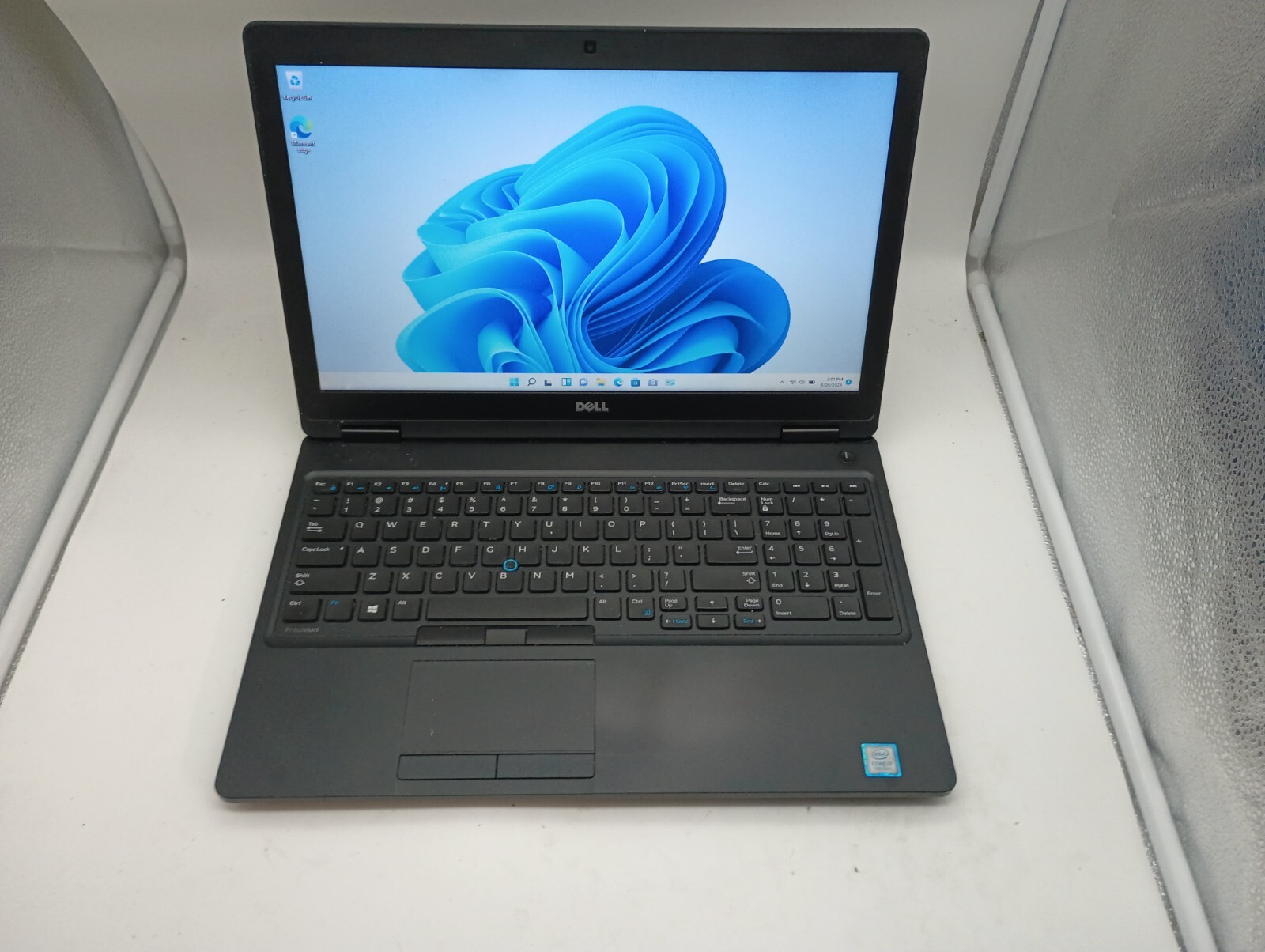 12111 Precision3520 w/charger.i7 7th gen(4cores)8GB.512GB SSD.Hybrid.15.6″W11