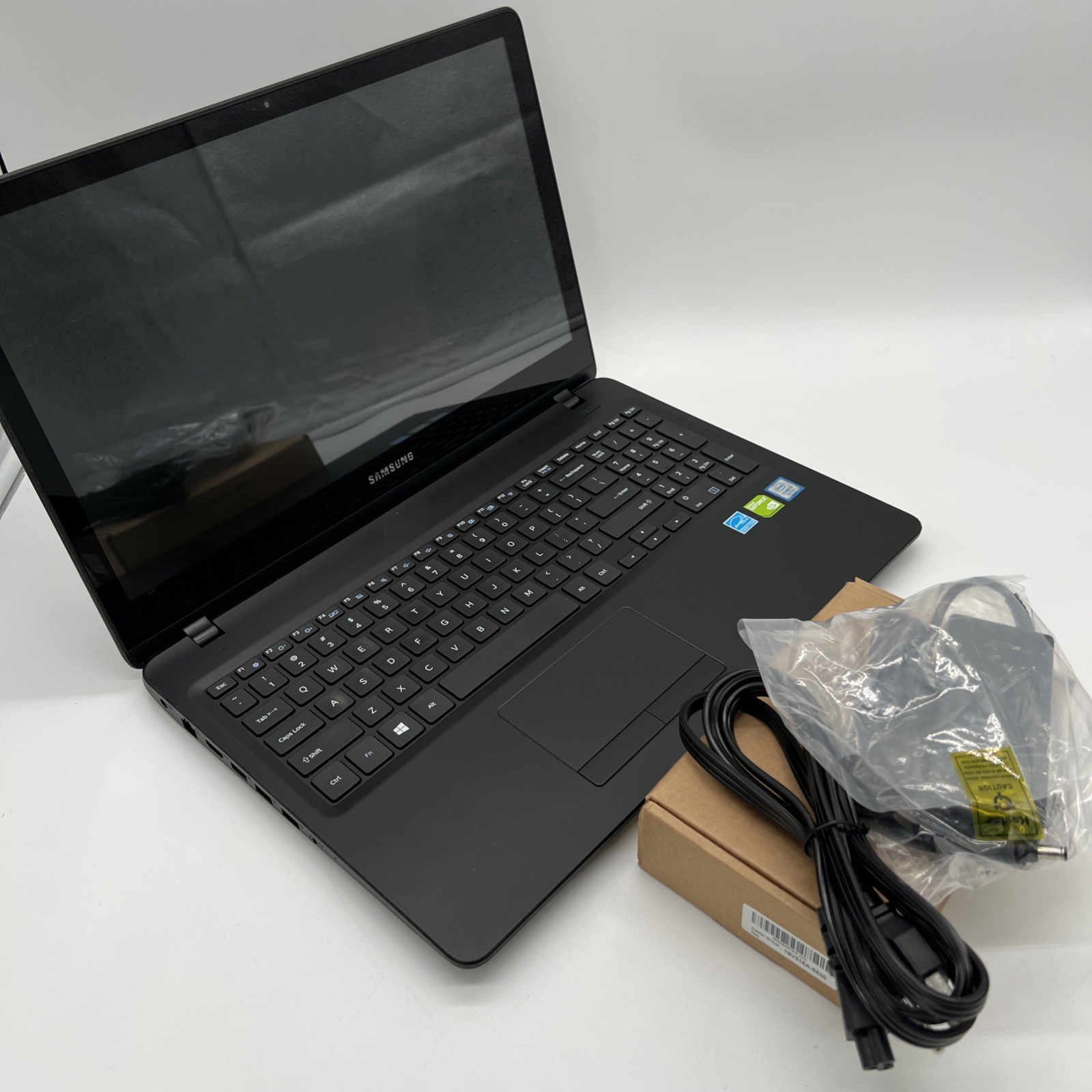 Samsung NP530E5M Laptop Intel i5-7200U 8GB RAM 500GB HDD NVIDIA 920MX Fast Ship