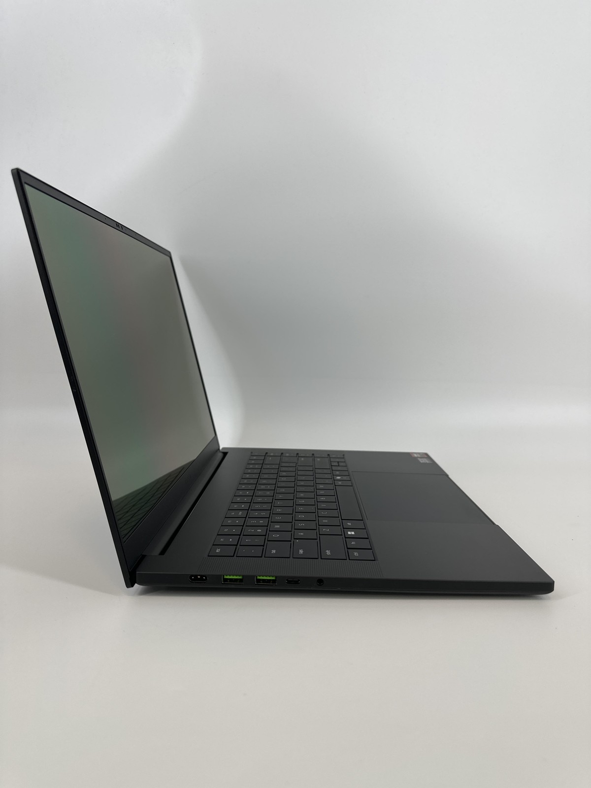 Razer Blade 16 240Hz QHD+ 2.0 GHz Ryzen AI 9 365 32GB 1TB SSD NVIDIA RTX 5070