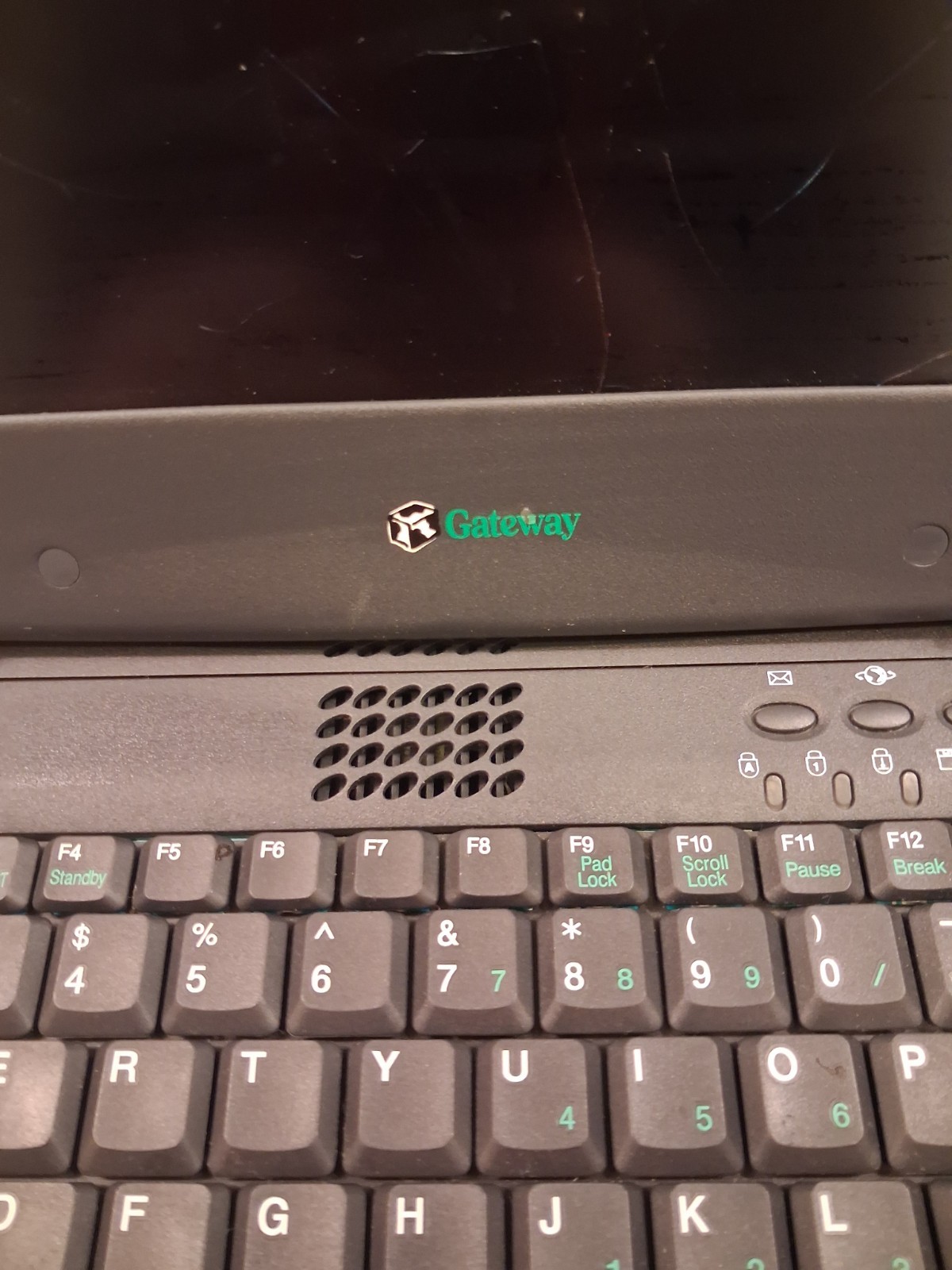Vintage Gateway Solo 1150 Laptop Windlows ME – Parts or Repair Only
