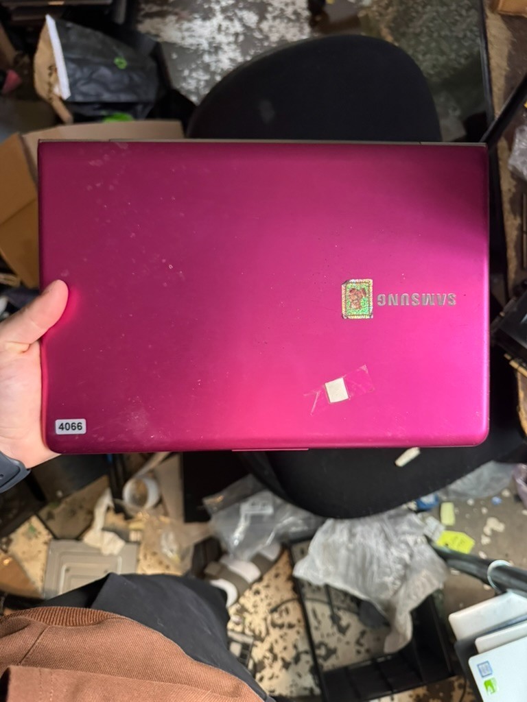 Samsung NP535U3C Laptop AMD A4 4GB RAM 500GB HDD Windows 8
