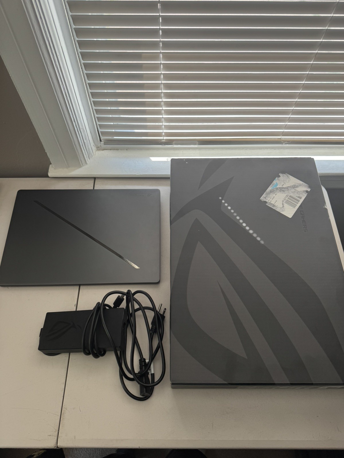 Asus ROG Zephyrus G16 OLED 240Hz Intel Ultra 9 285H 32GB 1TB RTX 5070 Ti Laptop