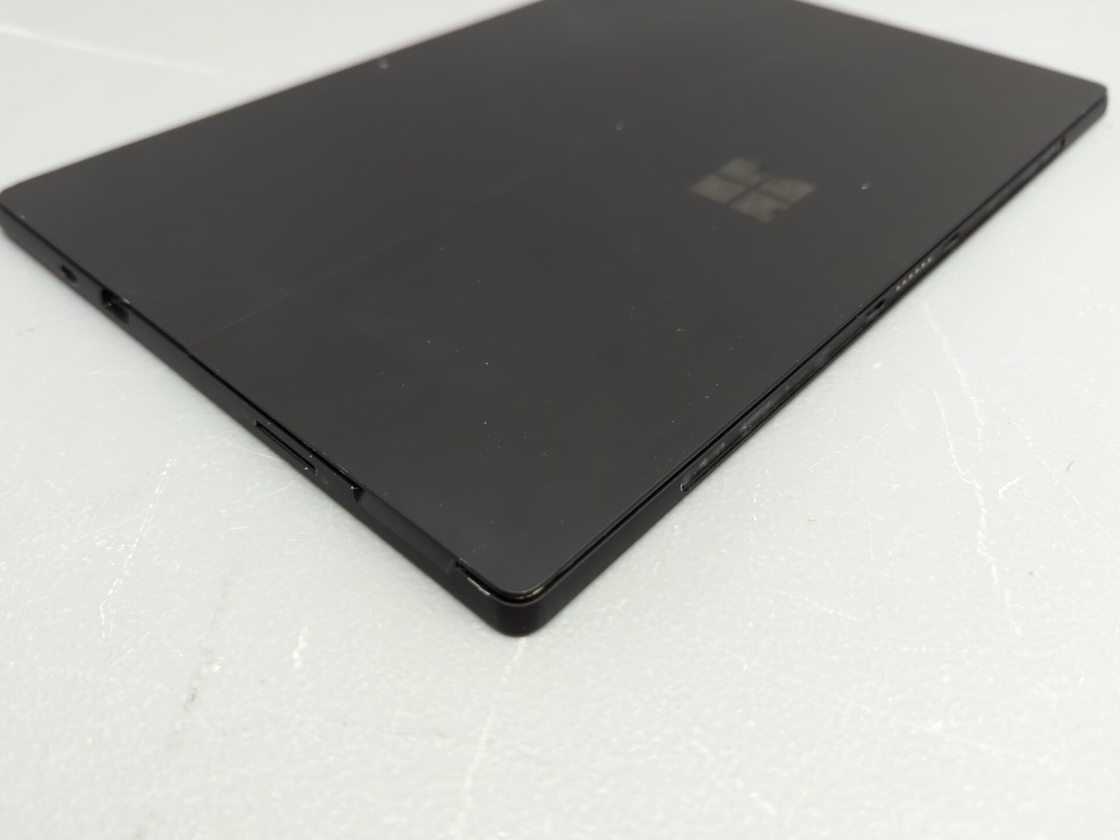 Microsoft Surface Pro 7 i5 8GB RAM 256GB SSD 12.3″ Tablet – White Spots on LCD