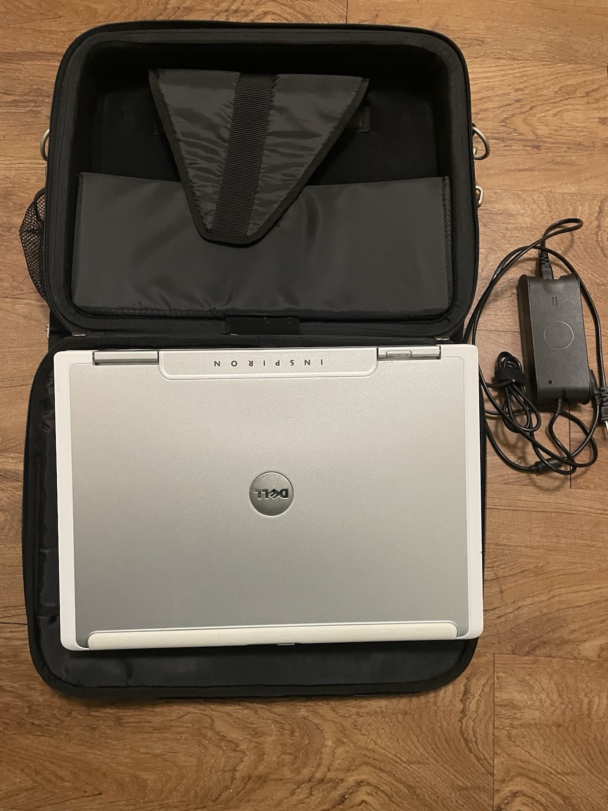 Dell Inspiron 9300 Laptop Linux 18″ PentiumM 1GB + Charger & CarryingCase Wi-Fi