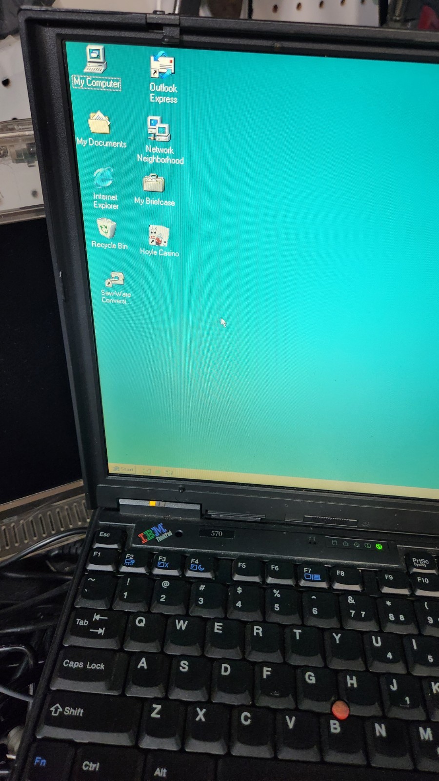 VINTAGE IBM ThinkPad 570 13″ Laptop Intel Pentium 2 192mb RAM 98SE W/ DOCK WORKS