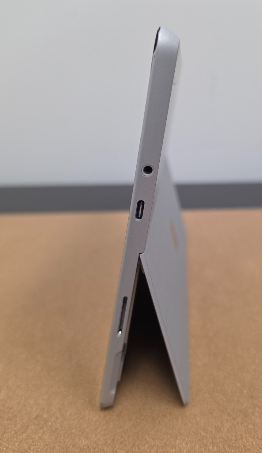 Microsoft Surface Go Pentium 4415Y 4GB Ram 64GB SSD Win 11 Pro ***READ***