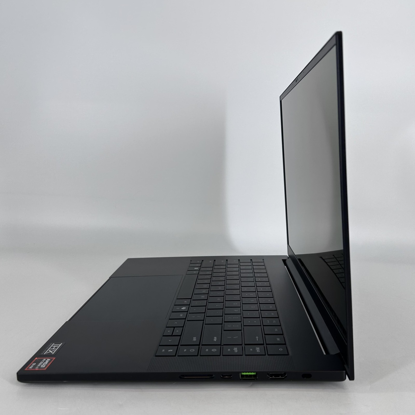 Razer Blade 16 Black 240Hz QHD+ 2.0 GHz Ryzen AI 9 HX 370 64GB 2TB/2TB RTX 5090