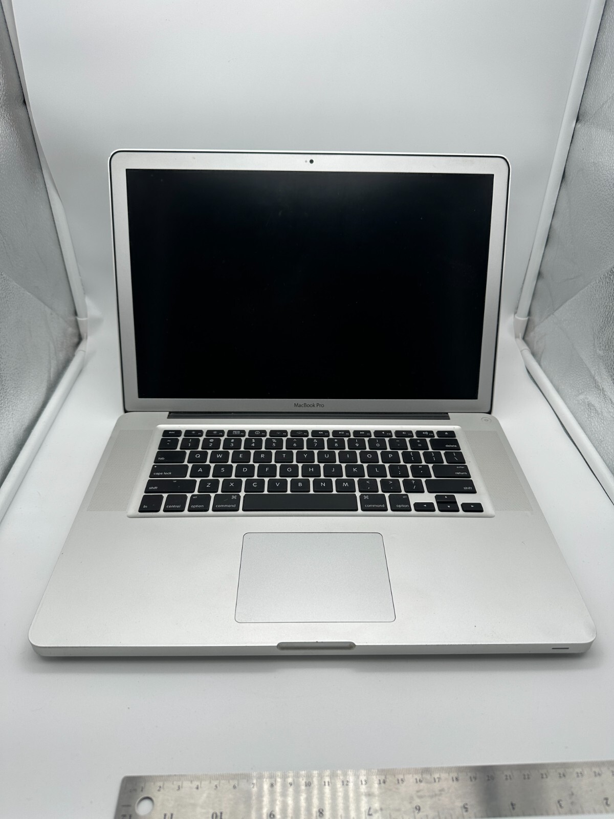 Apple MacBook Pro A1286 15″ i7 Laptop Matte Display – TURNS ON – READ INFO AS IS