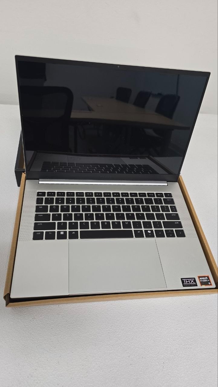 Razer Blade 14 120Hz OLED Ryzen AI 9 365 32GB 1TB SSD RTX 5070