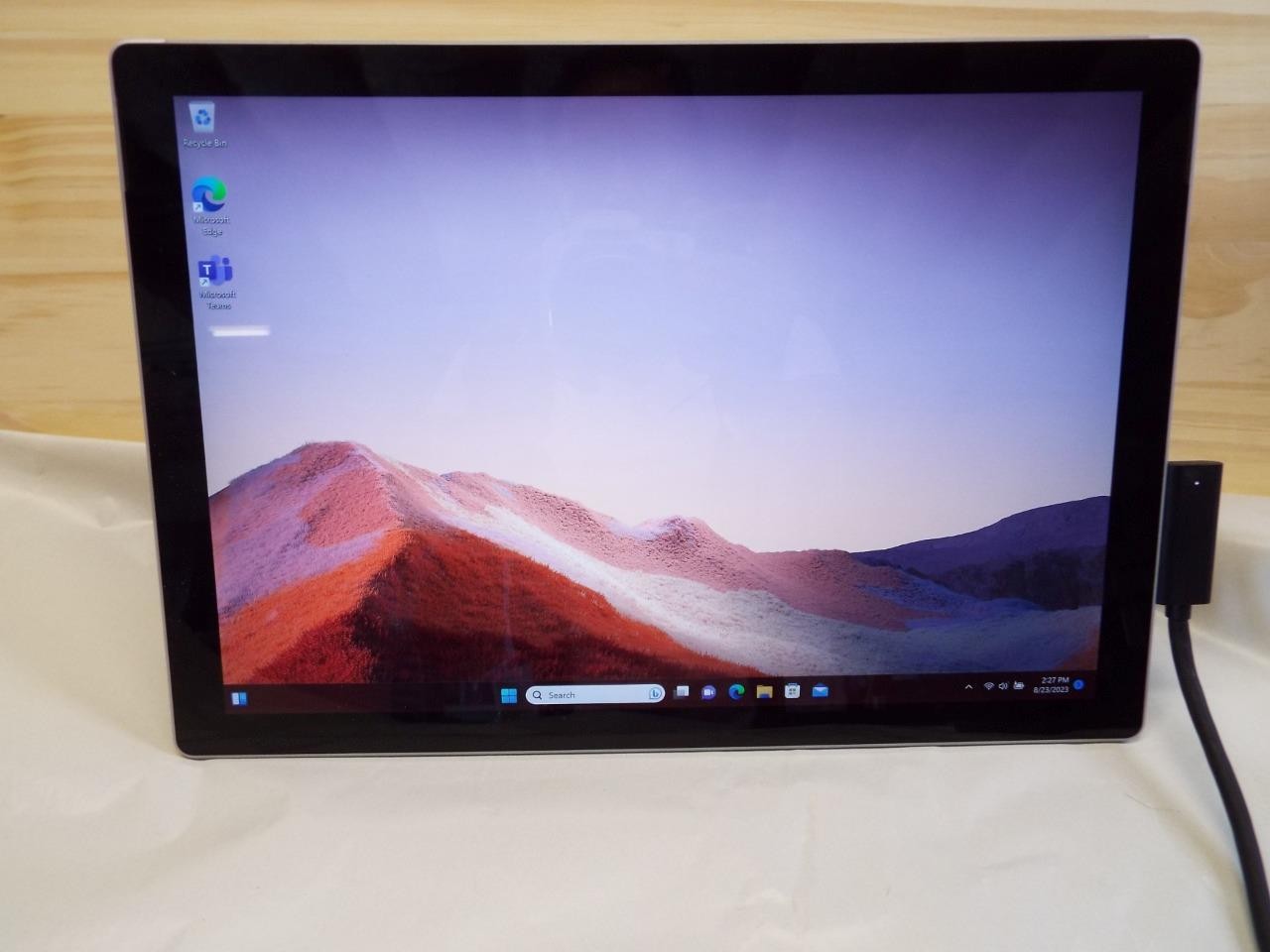 Microsoft Surface Pro 7, i7 16gb 512 SSD 10th GEN 1065G7 1.3GHz 1.5 GHz, with KB