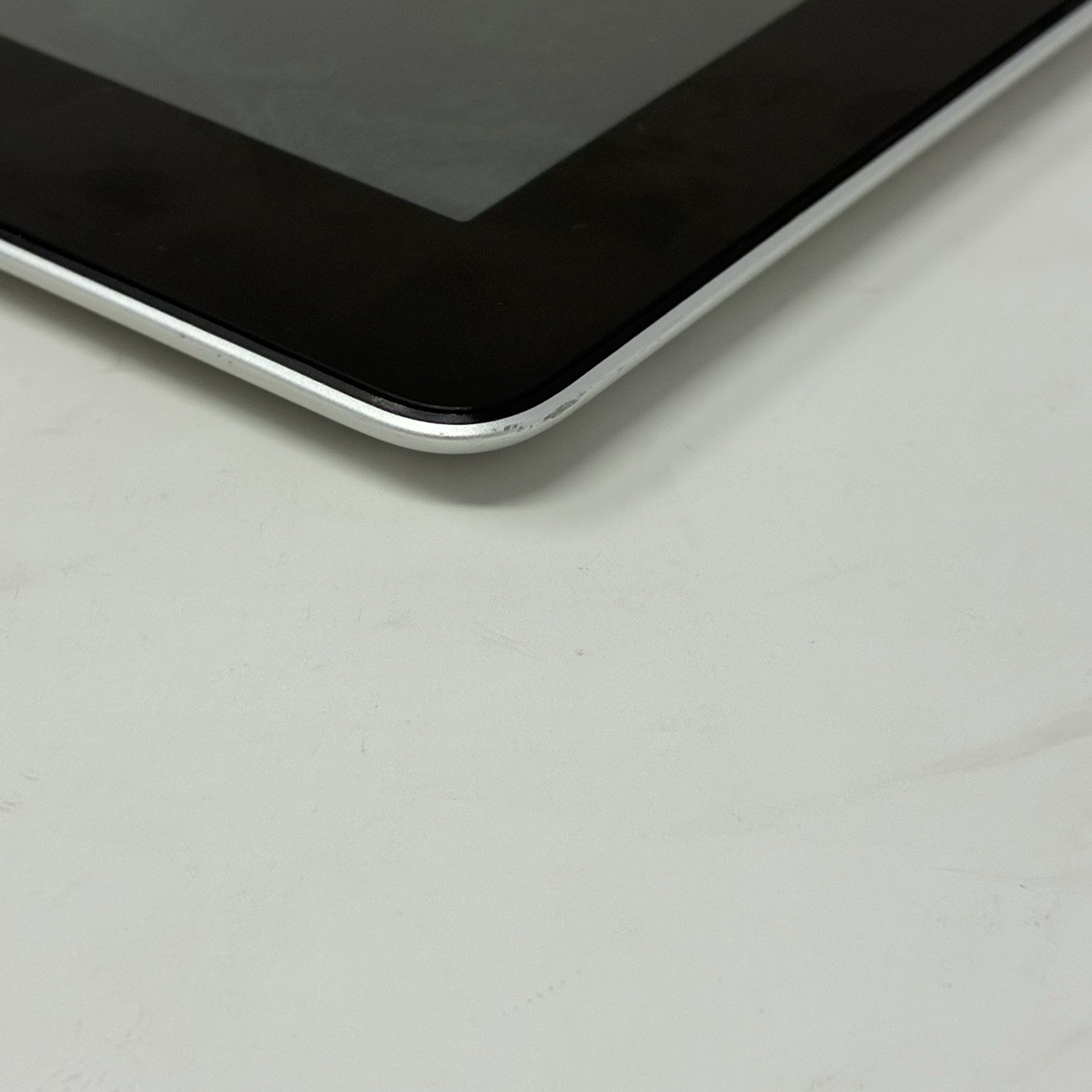 Apple iPad 64GB A1430 3rd Generation Silver – No Charger – No Physical Damage