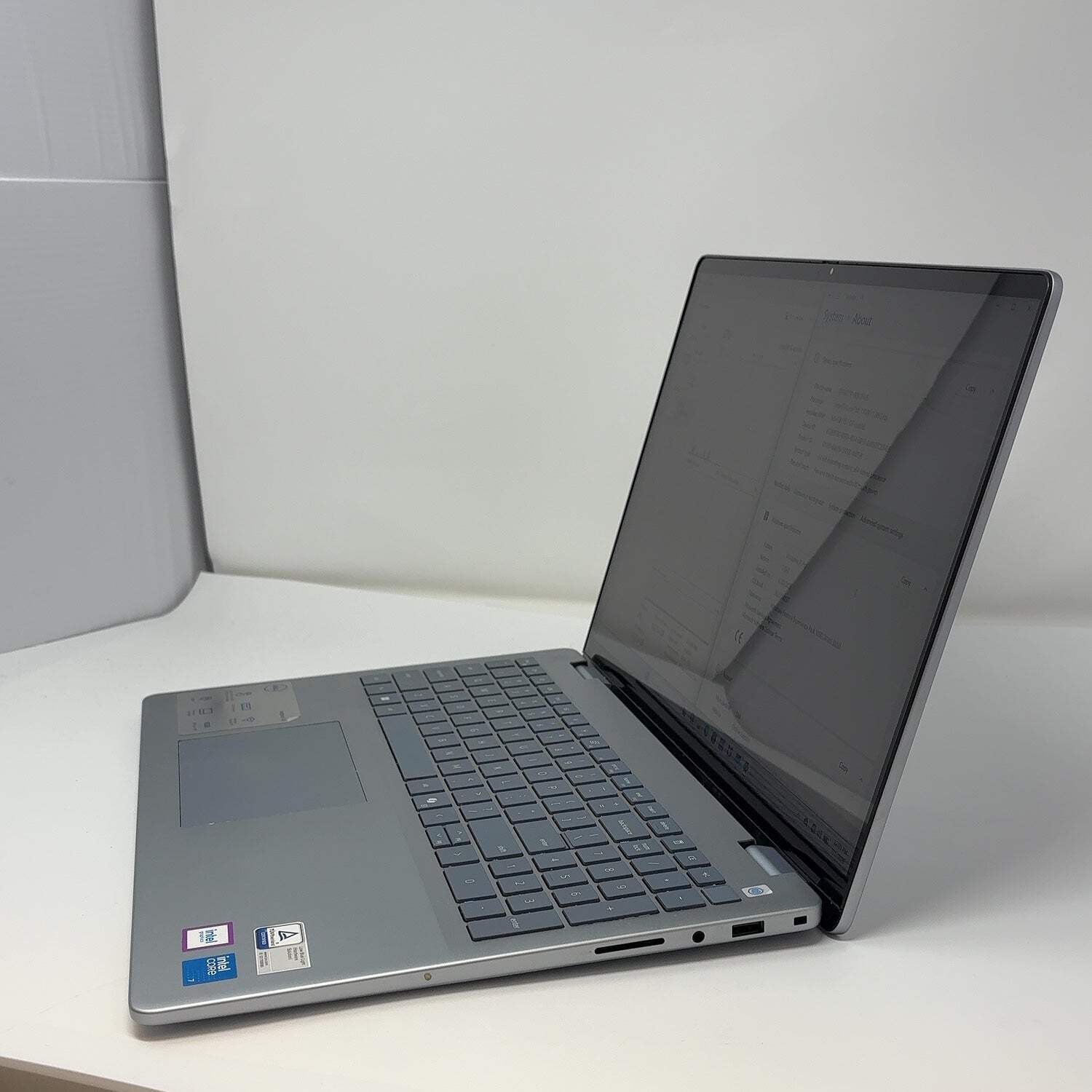 Dell Inspiron 5640 16″ Core 7 150U 1.8GHz 16GB RAM 1TB SSD – Read Description