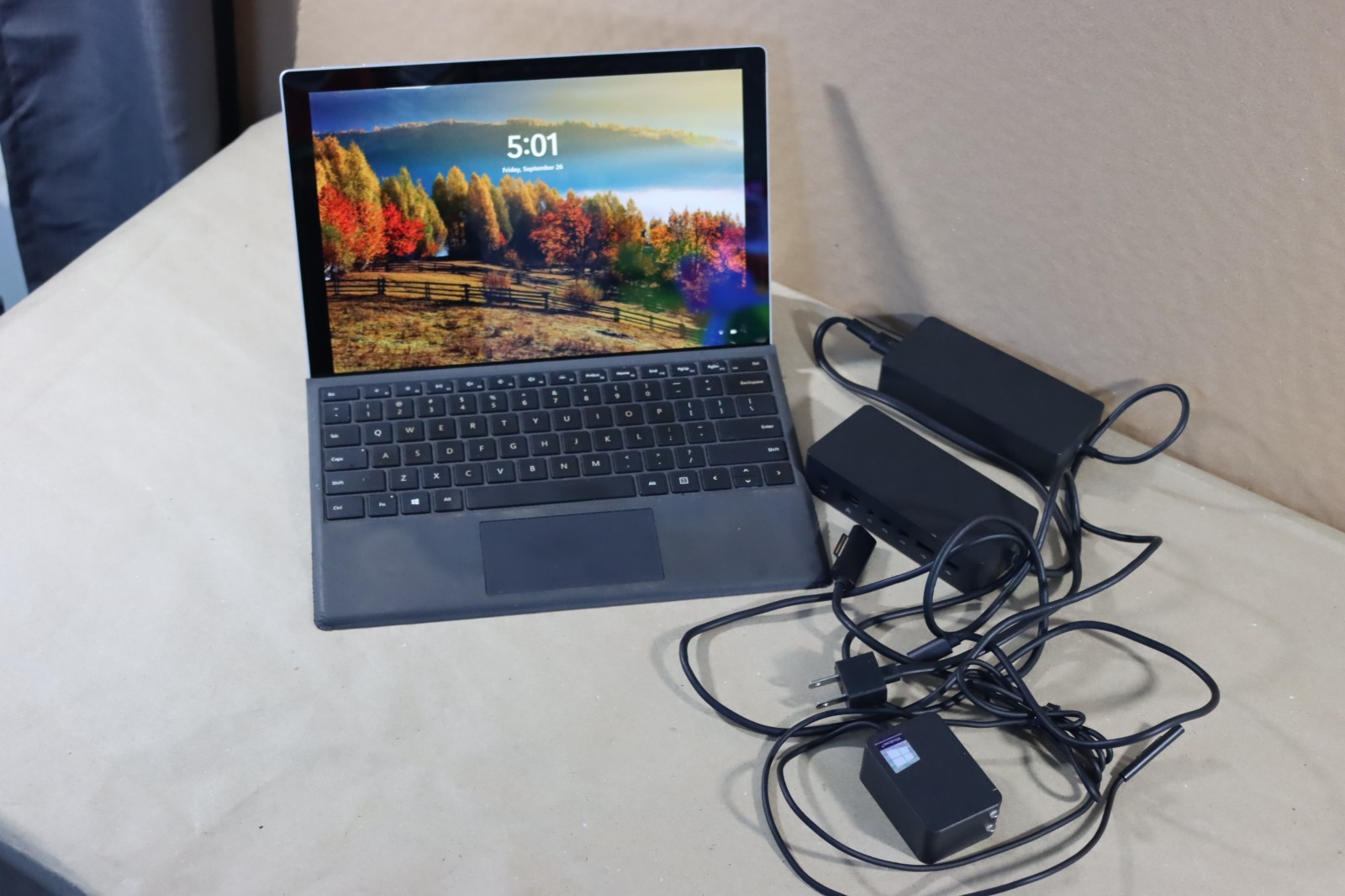 Microsoft Surface Pro 5 i5-7300U 8GB RAM 256GB Wi-Fi + LTE