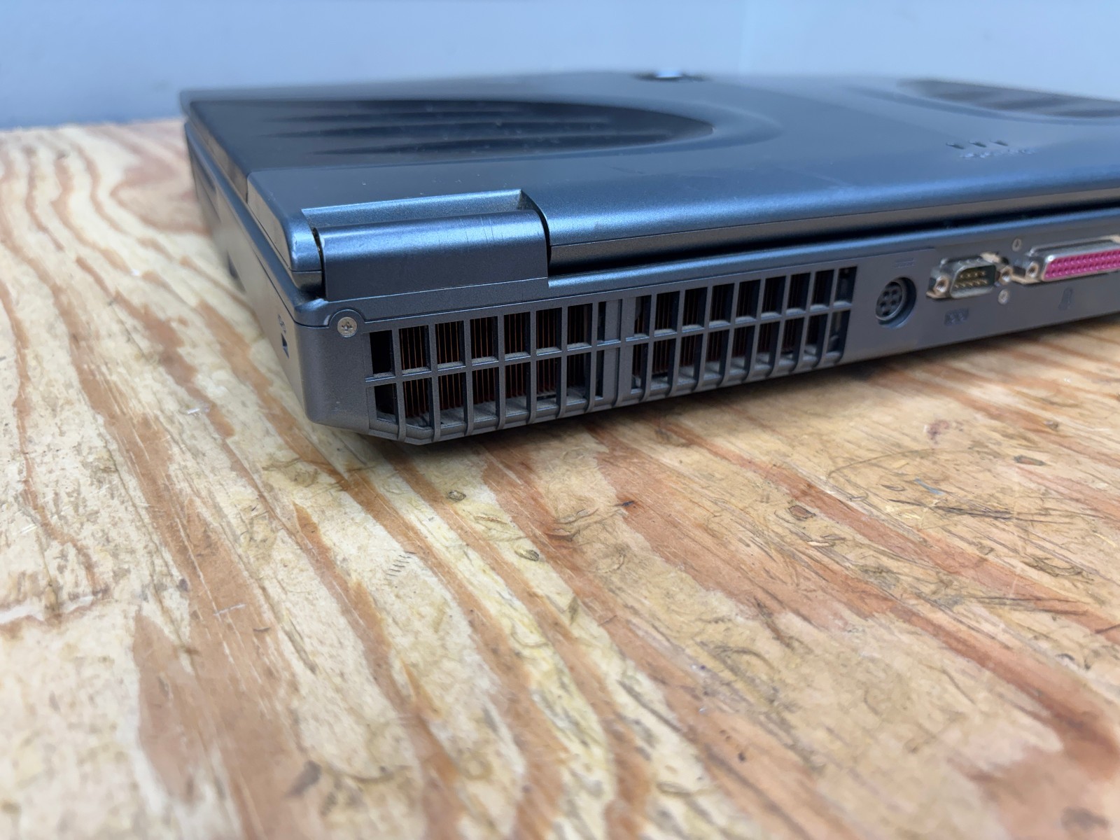 Alienware Area-51 m7700 Clevo D900T 17″ P4 3.4GHz Powers On No Display AS-IS