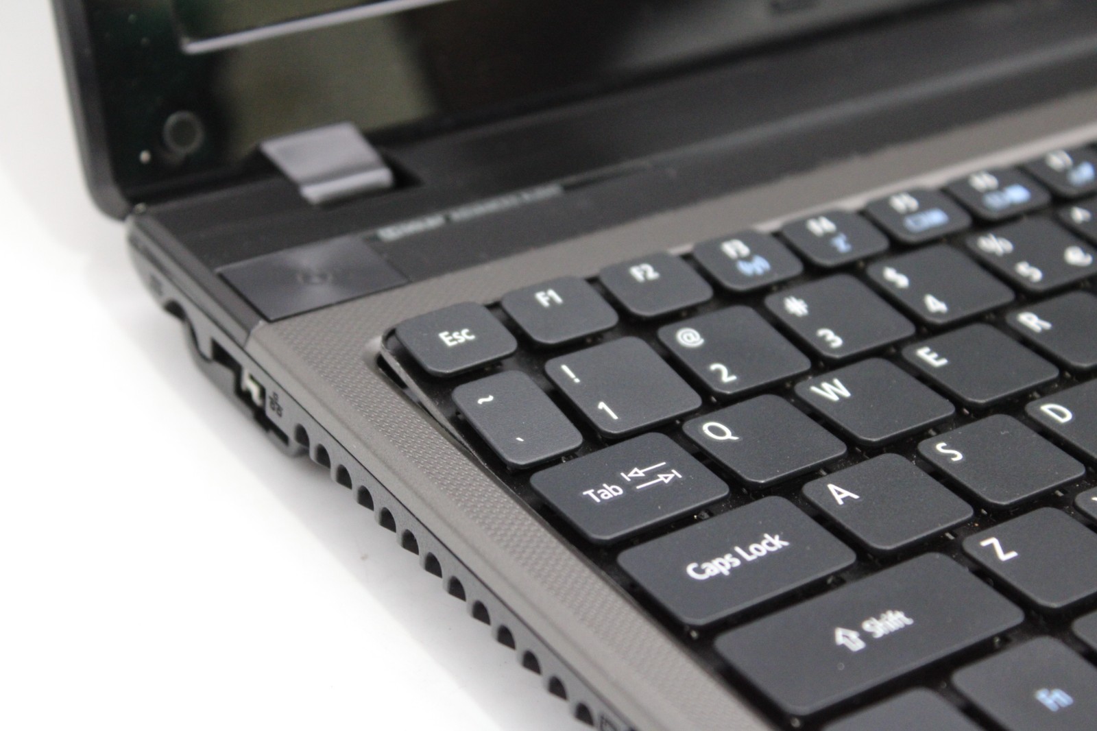 Acer Aspire 5660 Series 15.6″ AMD A8-3520M NO STORAGE/OS/RAM *PARTS/REPAIR*