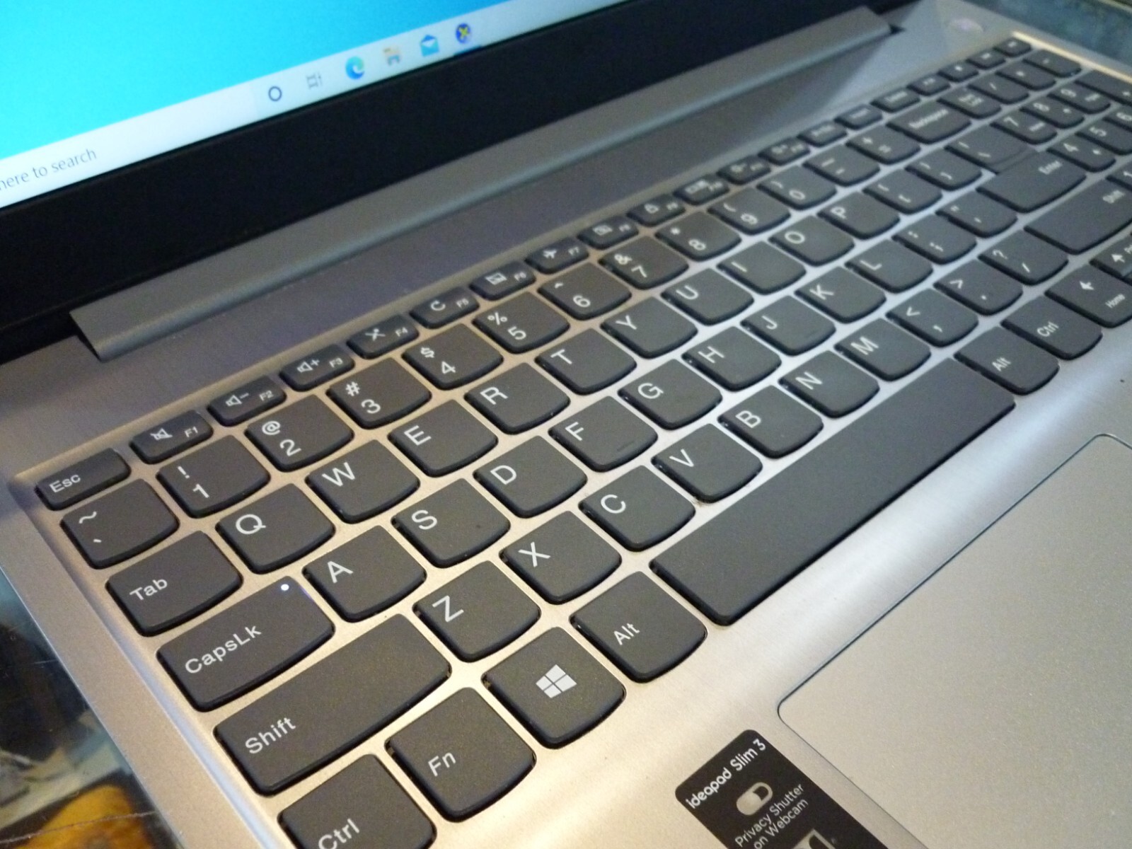 LENOVO IDEAPAD 3 15ADA05 (81W1) 15.6” AMD RAYZEN 5 / 8GB / 256GB SSD / WIN 10