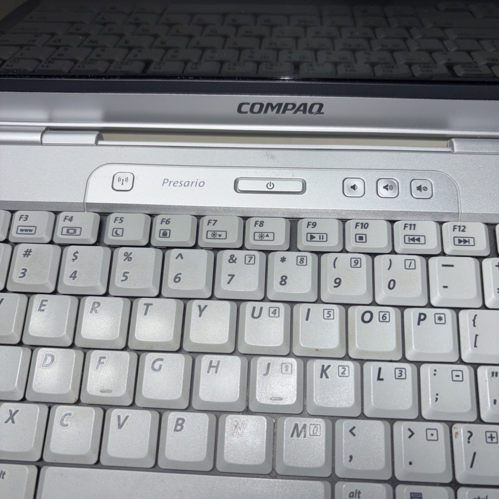 VTG Compaq Presario V2000 Laptop Intel Pentium M Tested Windows Xl. No Charger