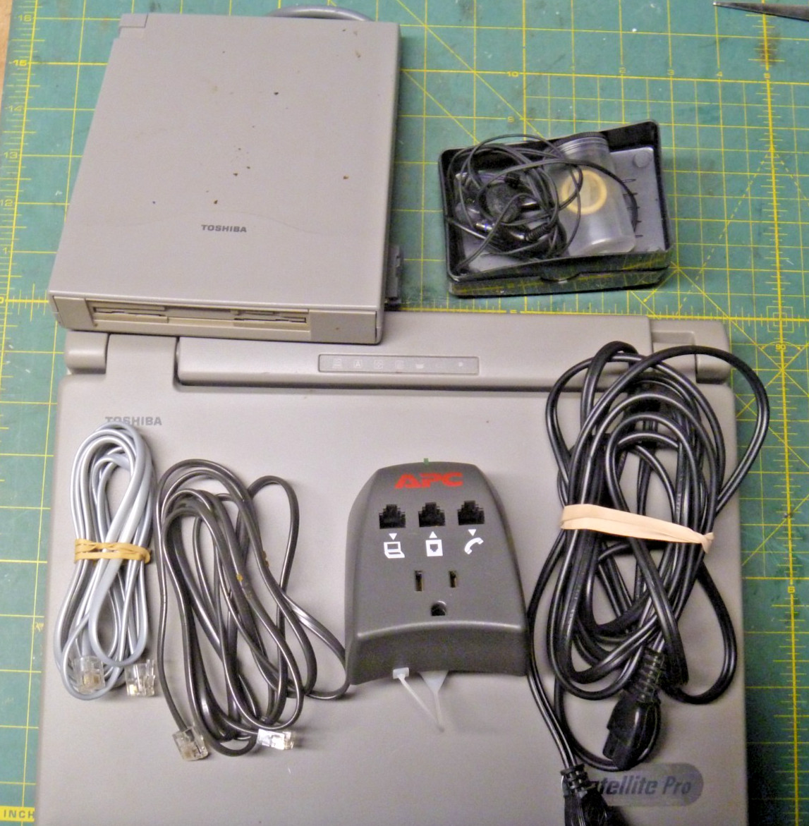 Toshiba Satellite Pro 425CDT, working W95, CD, Floppy, Cords, Case, MSworks