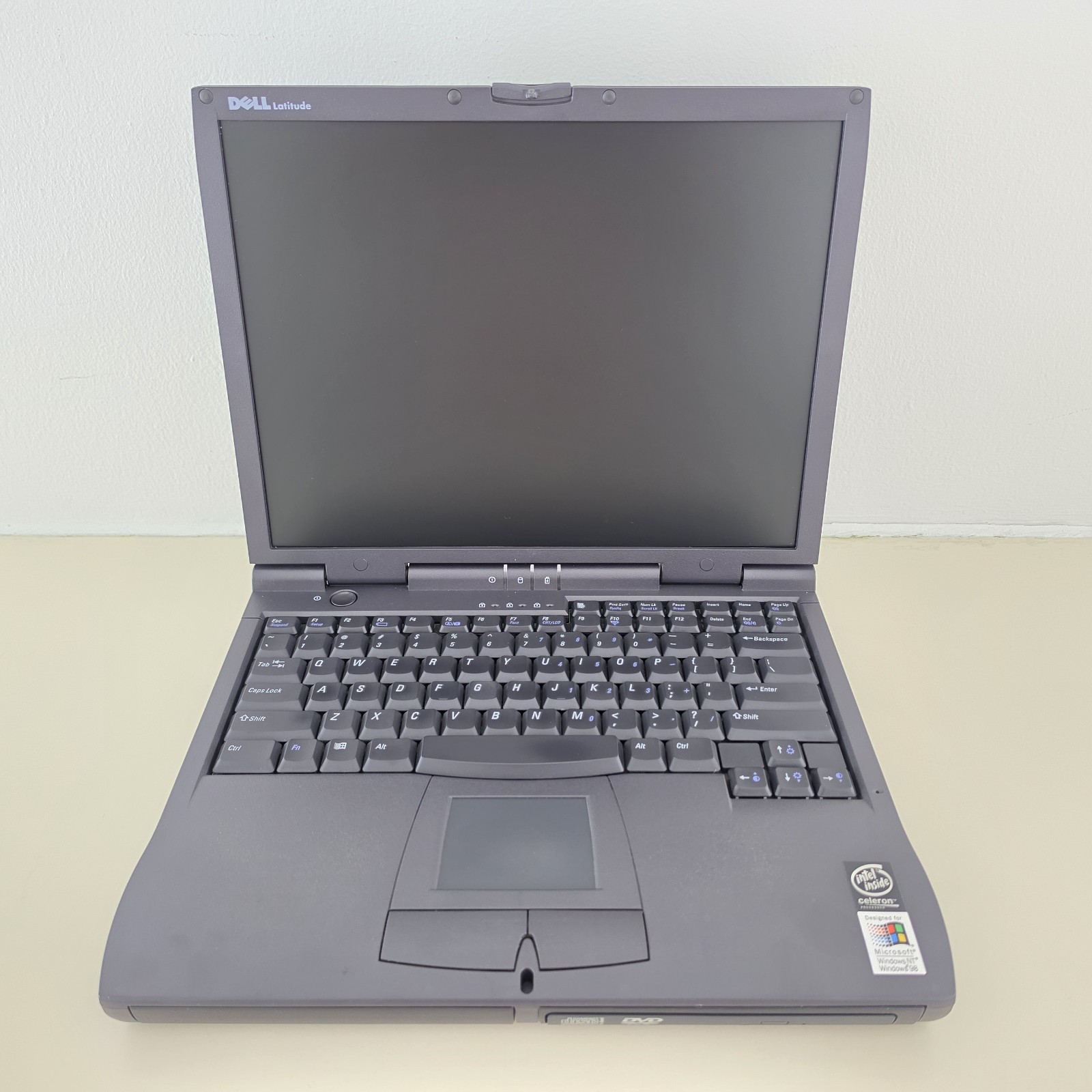 RETRO 14.1″ VINTAGE DELL Latitude CPt C4000GT Laptop – 64MB RAM – 4.86GB HDD