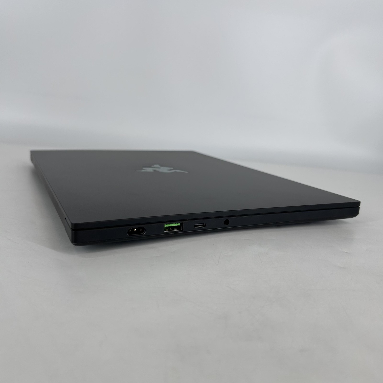 Razer Blade 14 120Hz QHD+ 2025 2.0 GHz Ryzen AI 9 365 32GB 1TB SSD RTX 5070-READ