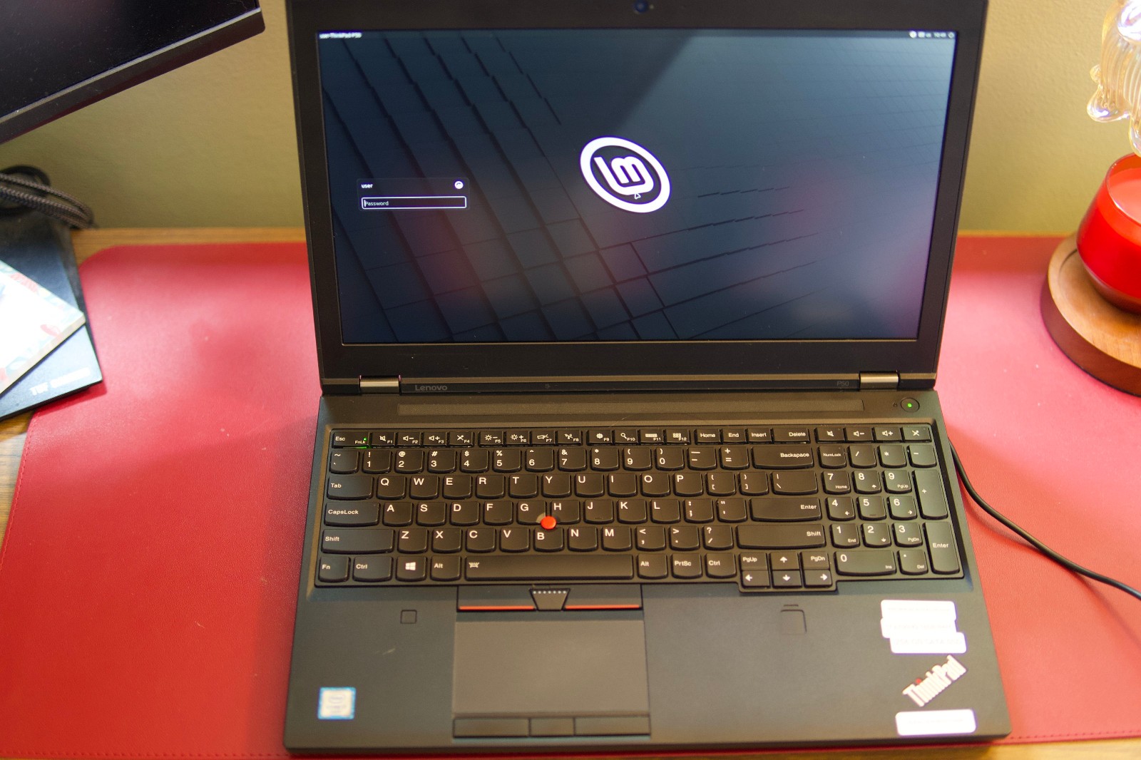 Lenovo ThinkPad P50 15.6″ | i7-6700HQ@2.6GHZ | 16GB RAM | LINUX MINT Pre-install