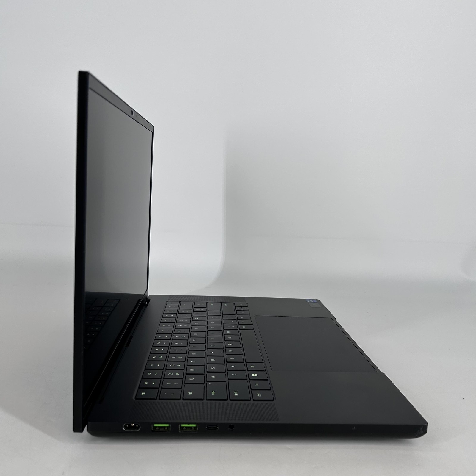 Razer Blade 16 Black 120Hz UHD+ 2.2GHz i9-13950HX 32GB 1TB SSD RTX 4070 Pink Hue