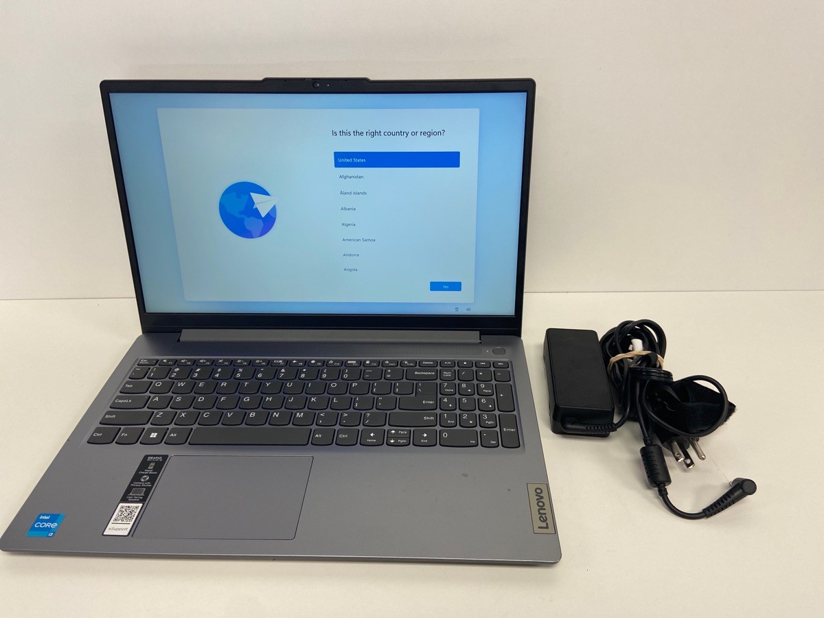 Windows 11 Lenovo ideaPad Slim 3 with 8gb 128SSD with charger. 7/2 (P04024672)