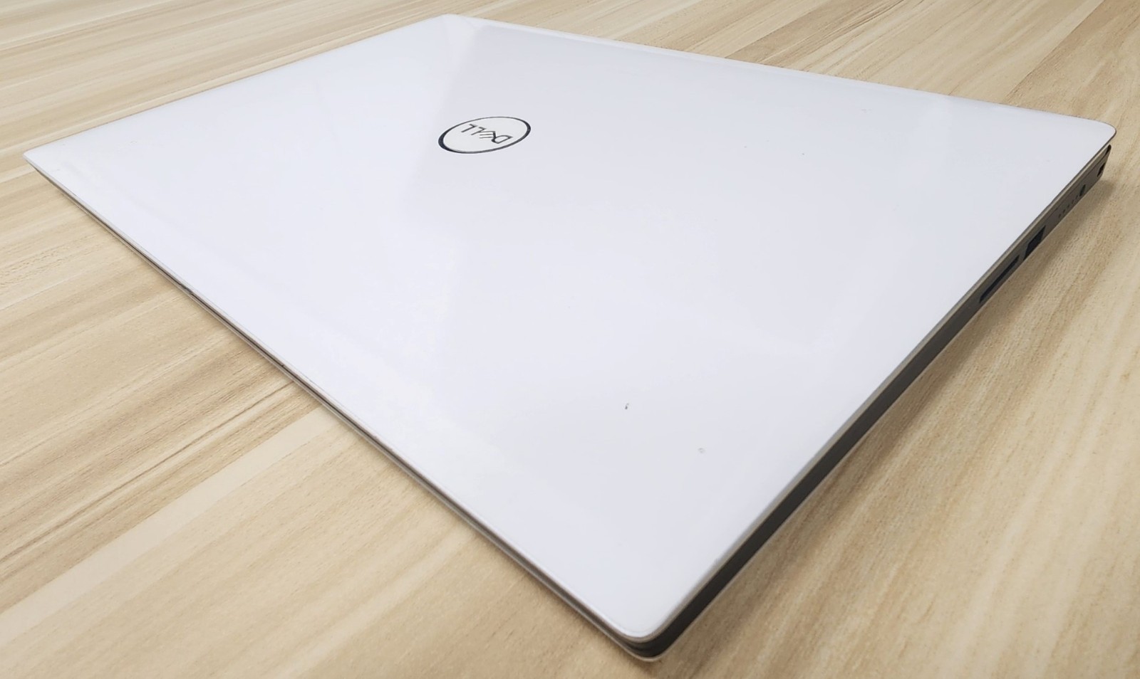 DeLL XPS 15 / Core i7 CPU / Nvidia GPU / 2TB SSD / 32GB Ram / Thunderbolt
