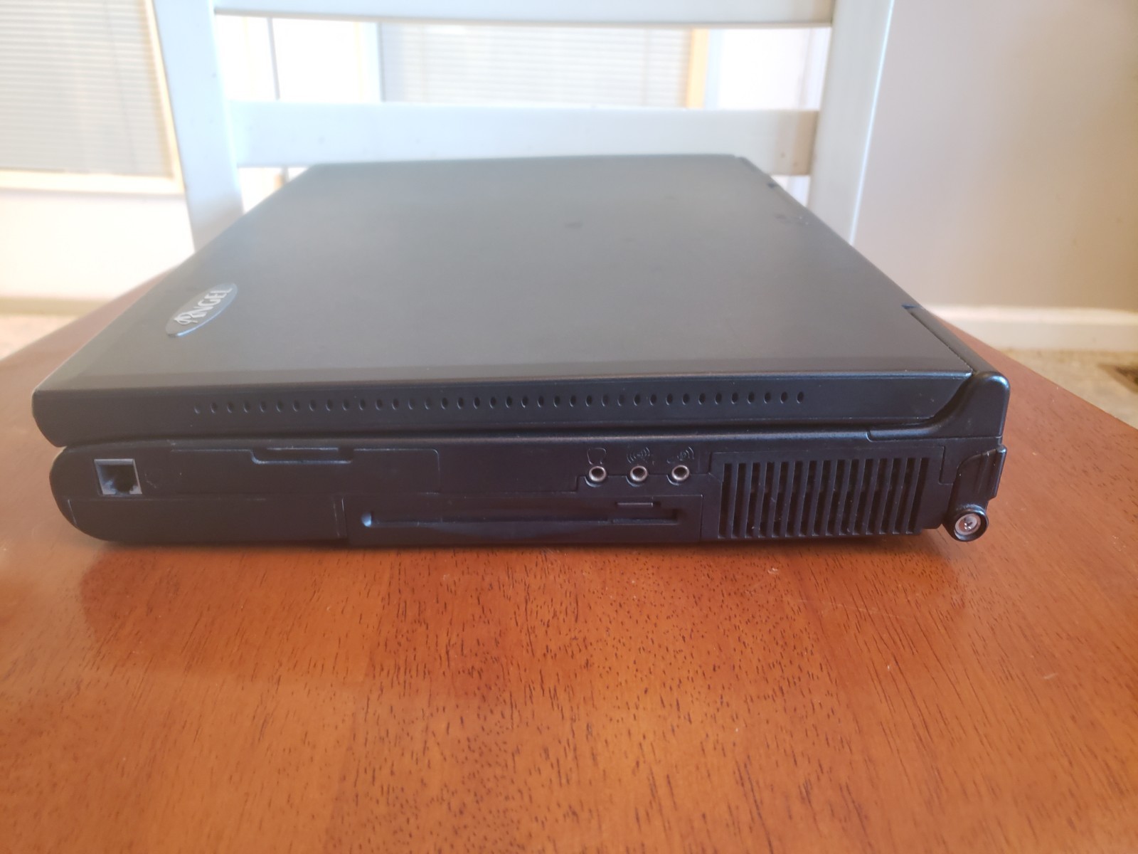 Very Rare Clevo Kapok 8500v Vintage Gaming Laptop P3 1ghz 768m AtiRage128 Winxp