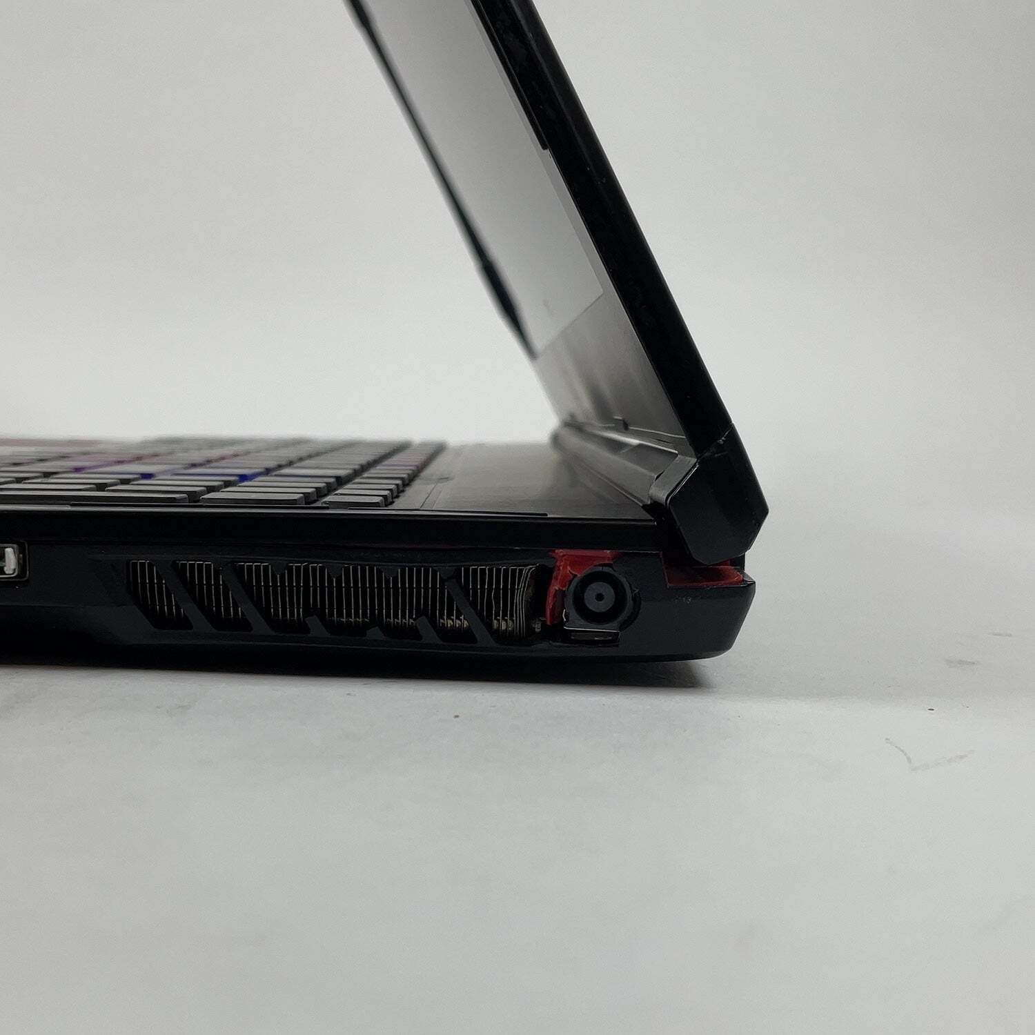 Broken MSI Raider GE63 15.6″ i7-8750H 16GB RAM 128GB SSD 1TB HDD GTX 1060