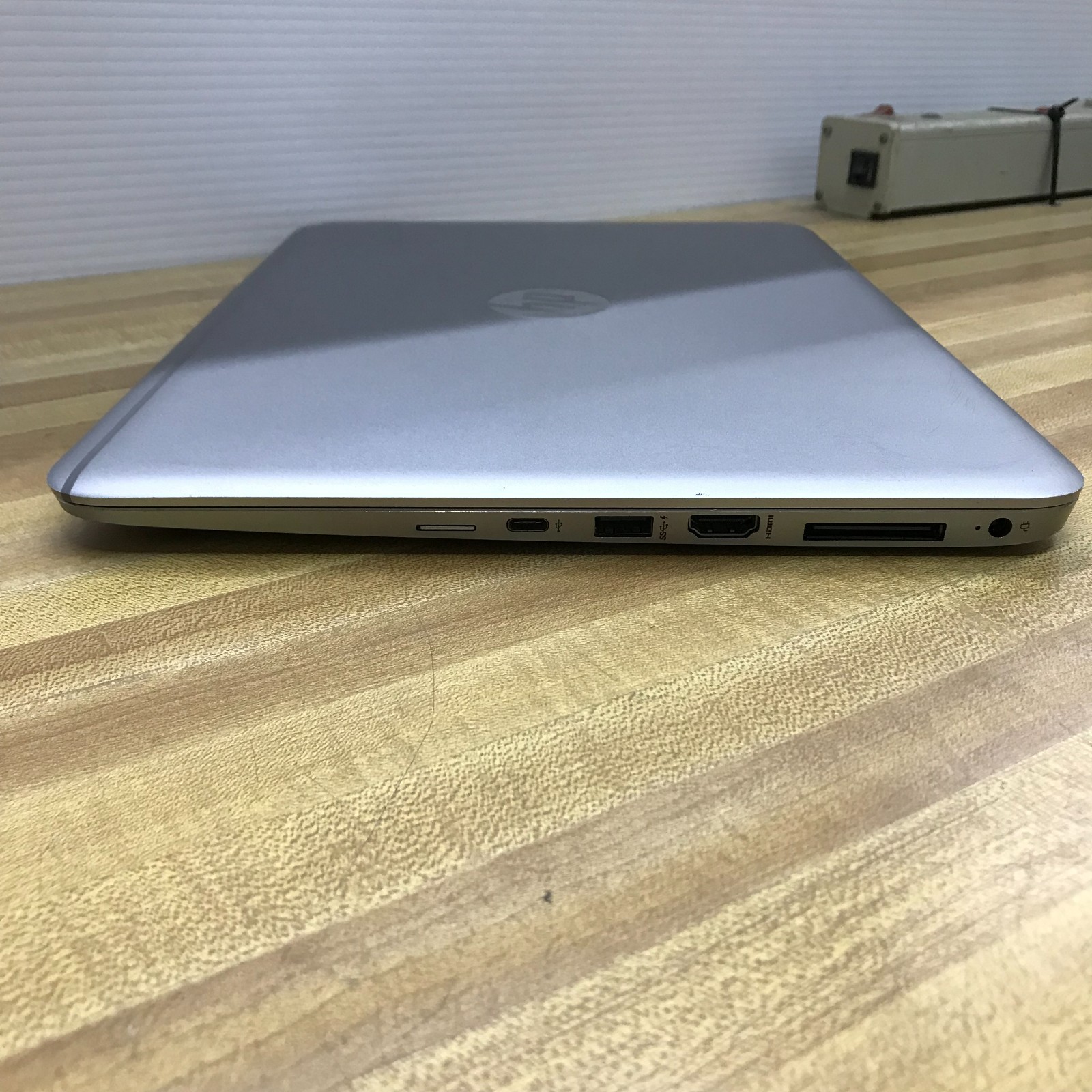 HP EliteBook Folio 1040 G3 14″ i5-6200U 2.3GHz 8GB 256GB SSD (Windows 11 Pro)