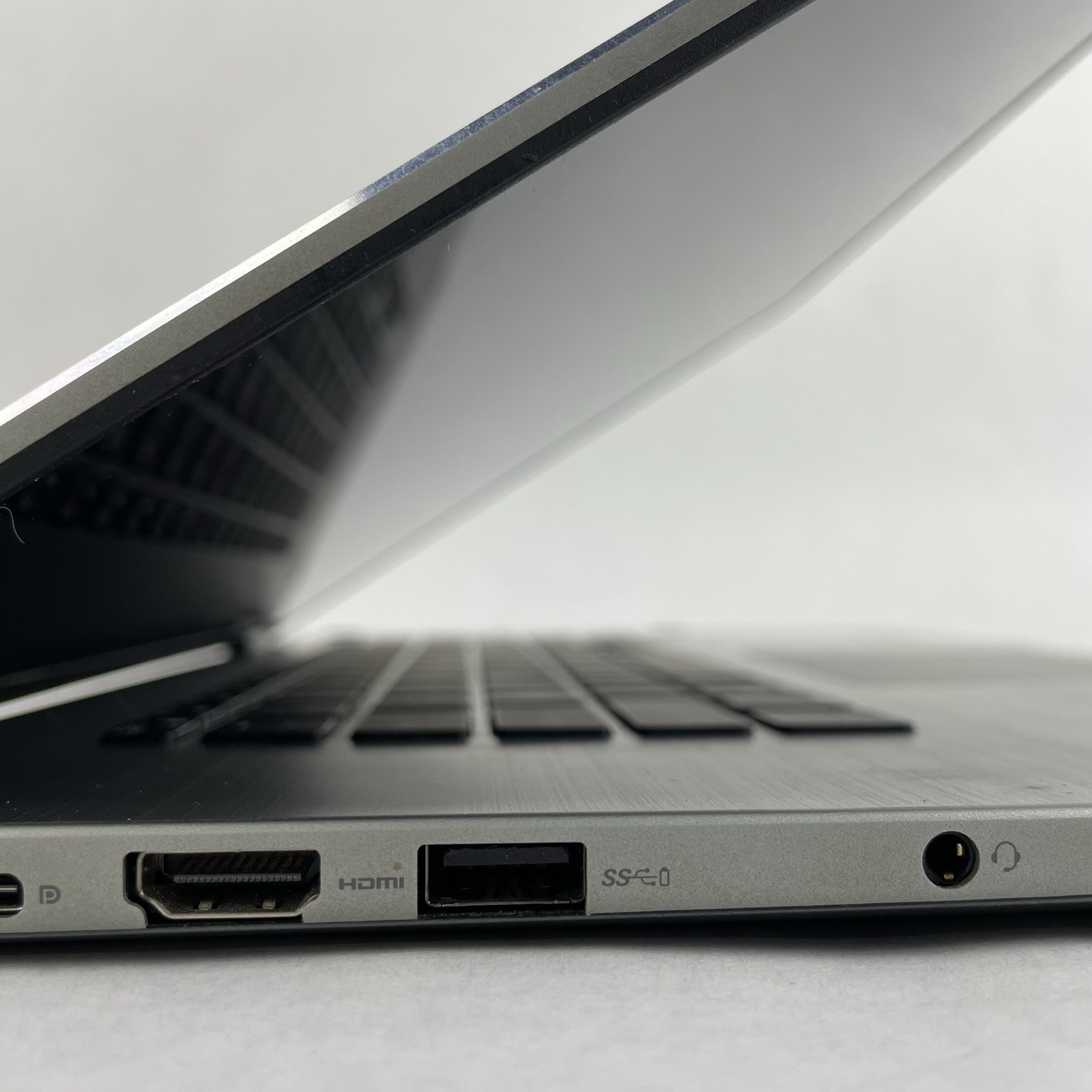 Dell Inspiron 15-7569 15.6″ i5-6200U 2.30 GHz 8 GB RAM No SSD/OS/AC/Batt