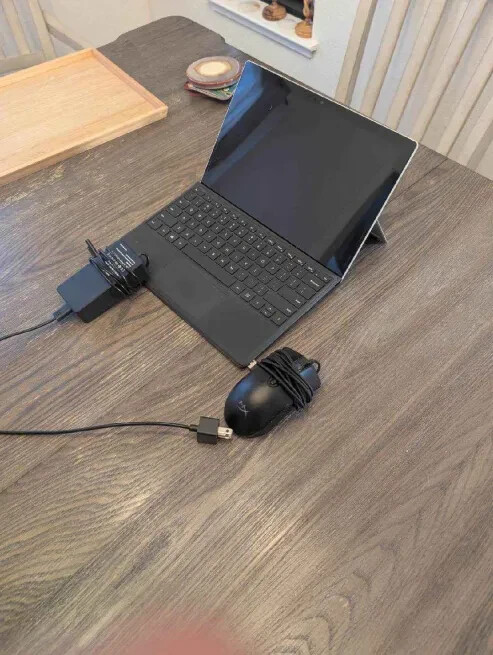 MS Surface Pro 7 12.3″ 128GB/Intel i5/8gb Ram – Comes with charger and a mouse